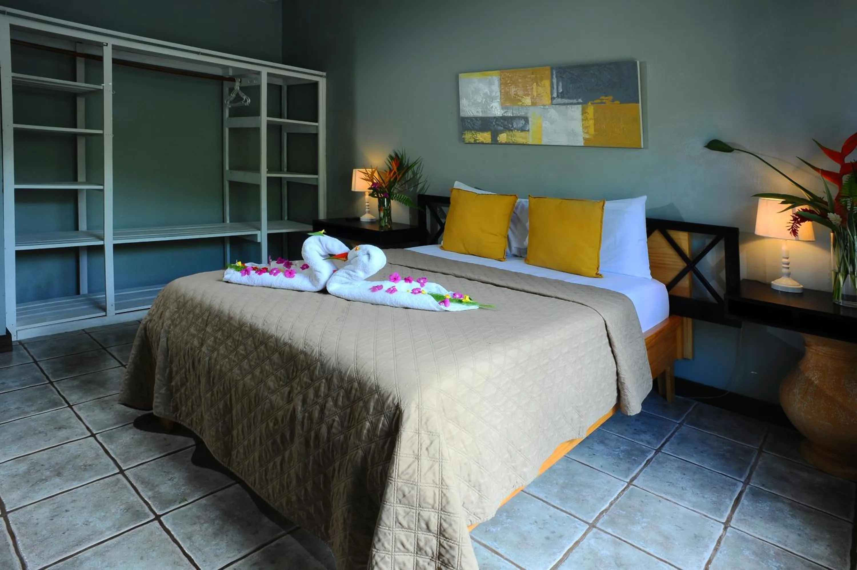 wardrobe, Bed in Wide Mouth Frog Quepos