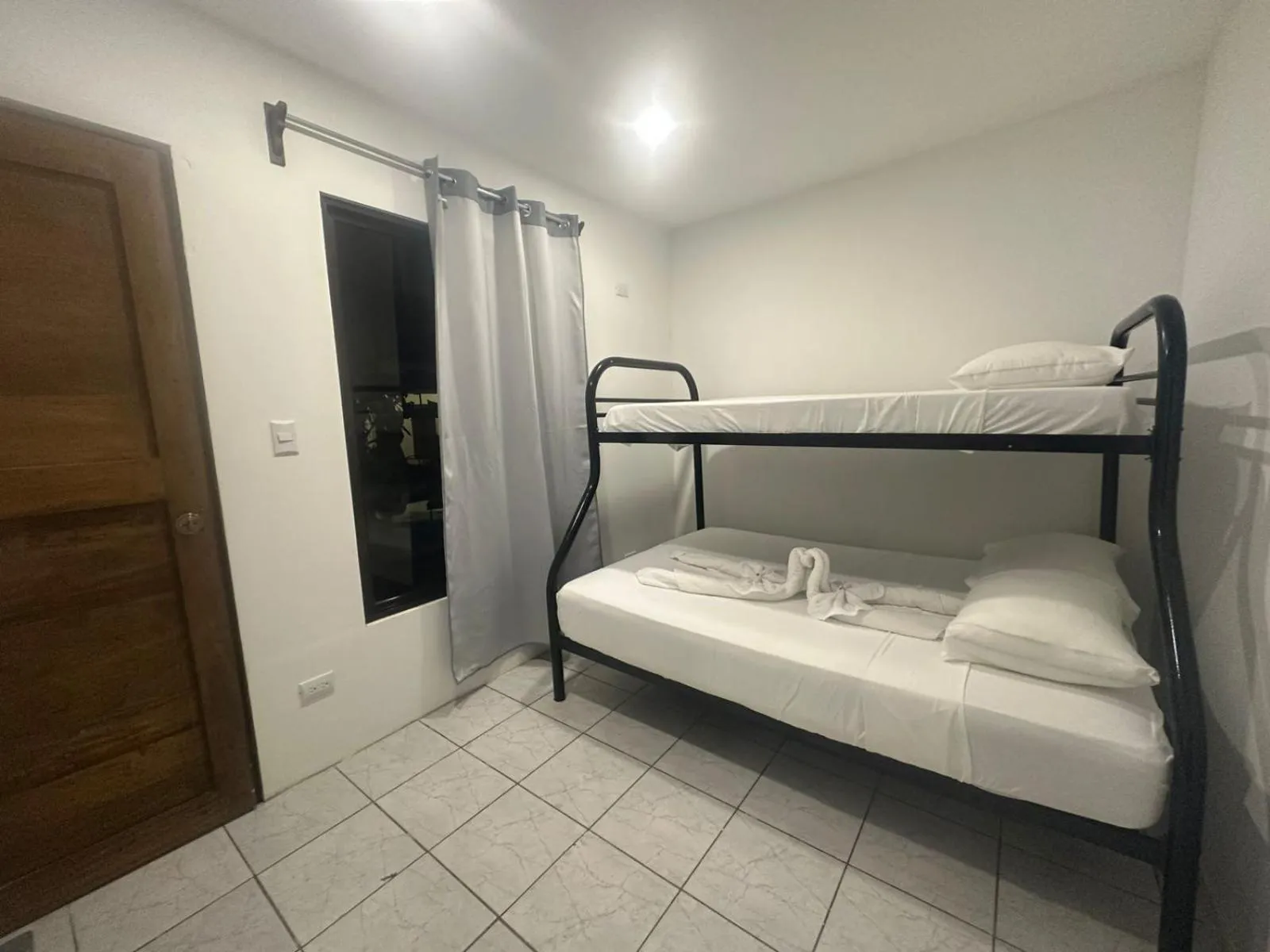 Photo of the whole room, Bed in Wide Mouth Frog Quepos