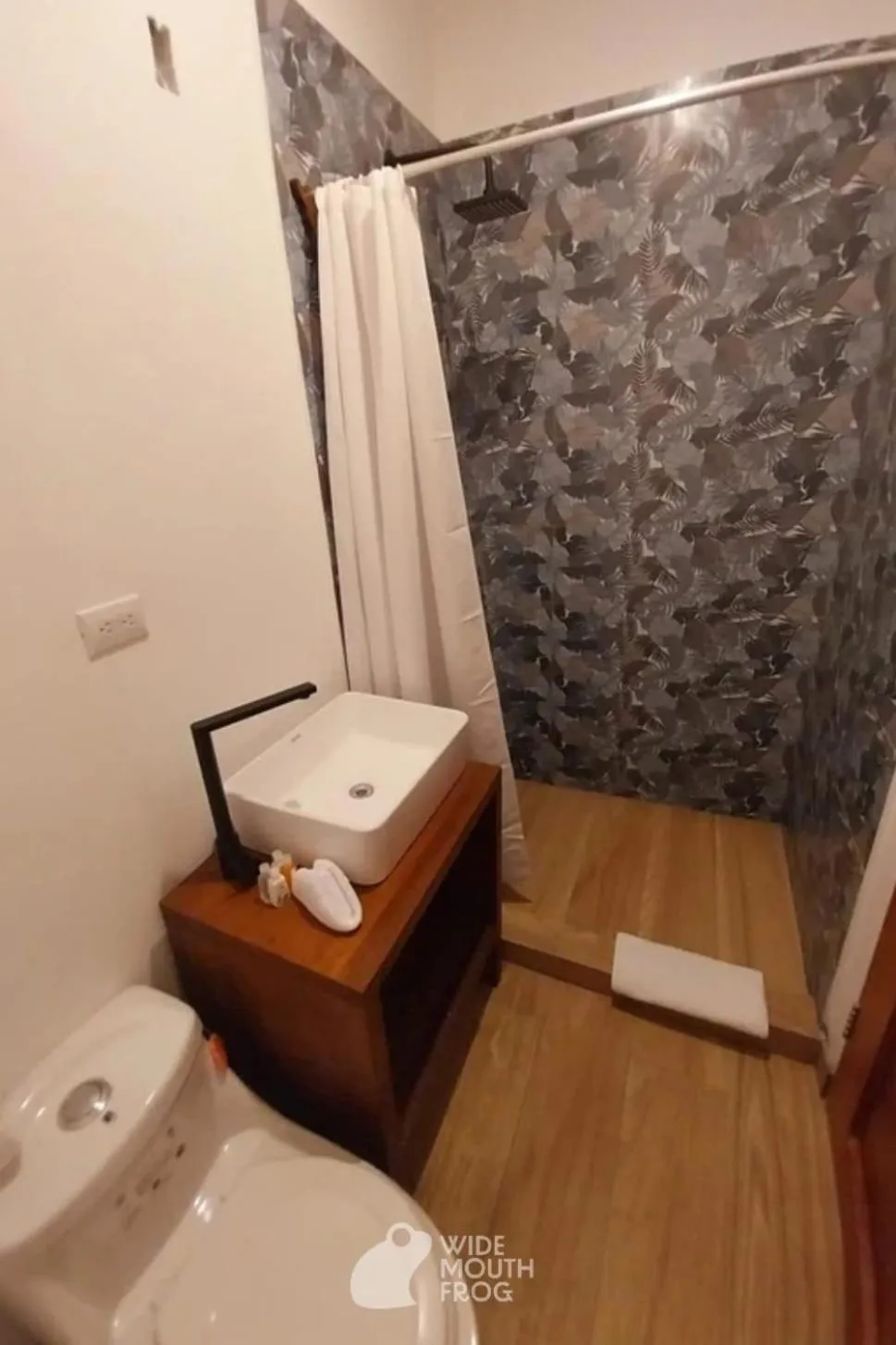 Bathroom in Wide Mouth Frog Quepos