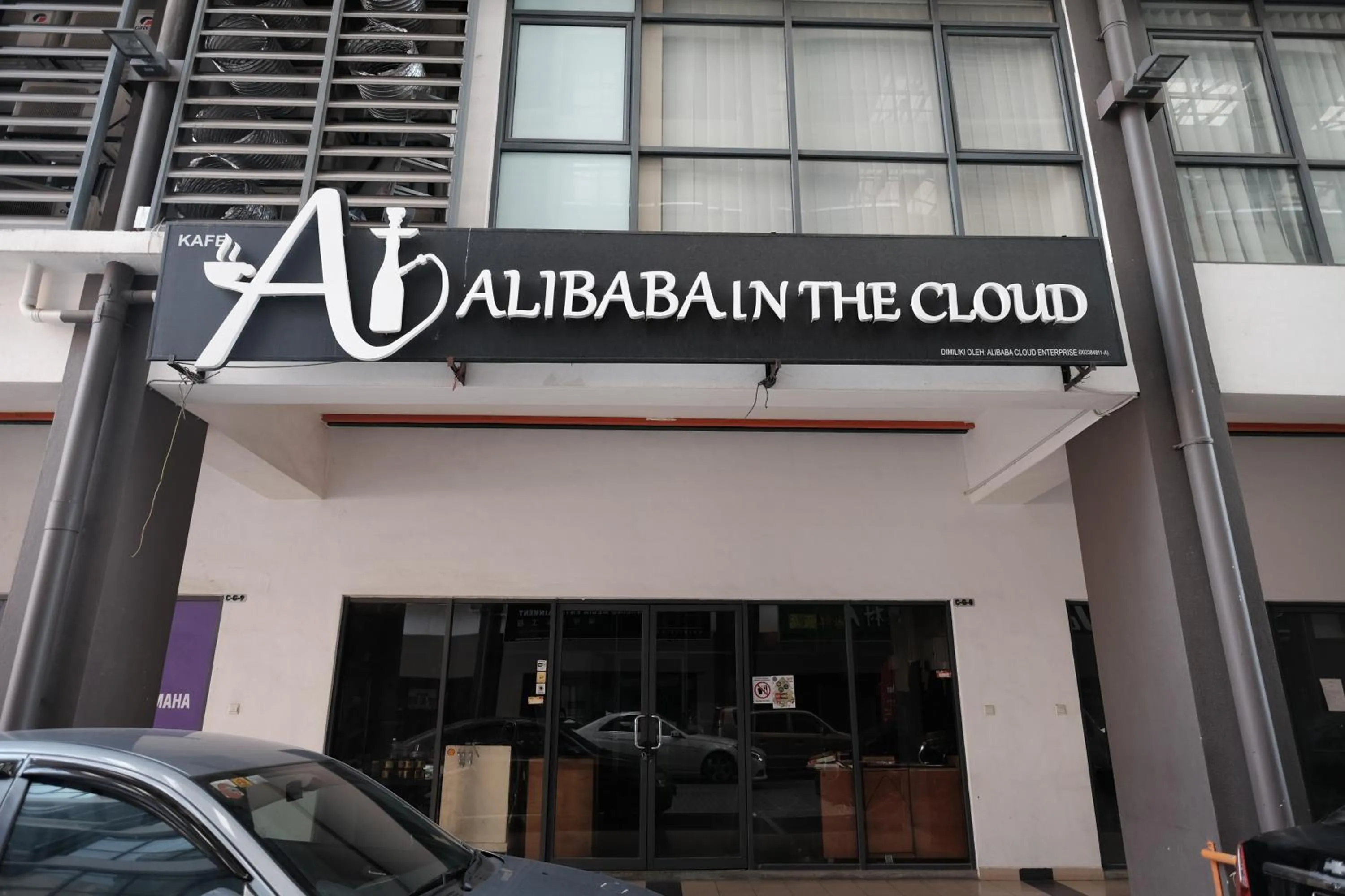 Restaurant/places to eat in B Lot Hotel