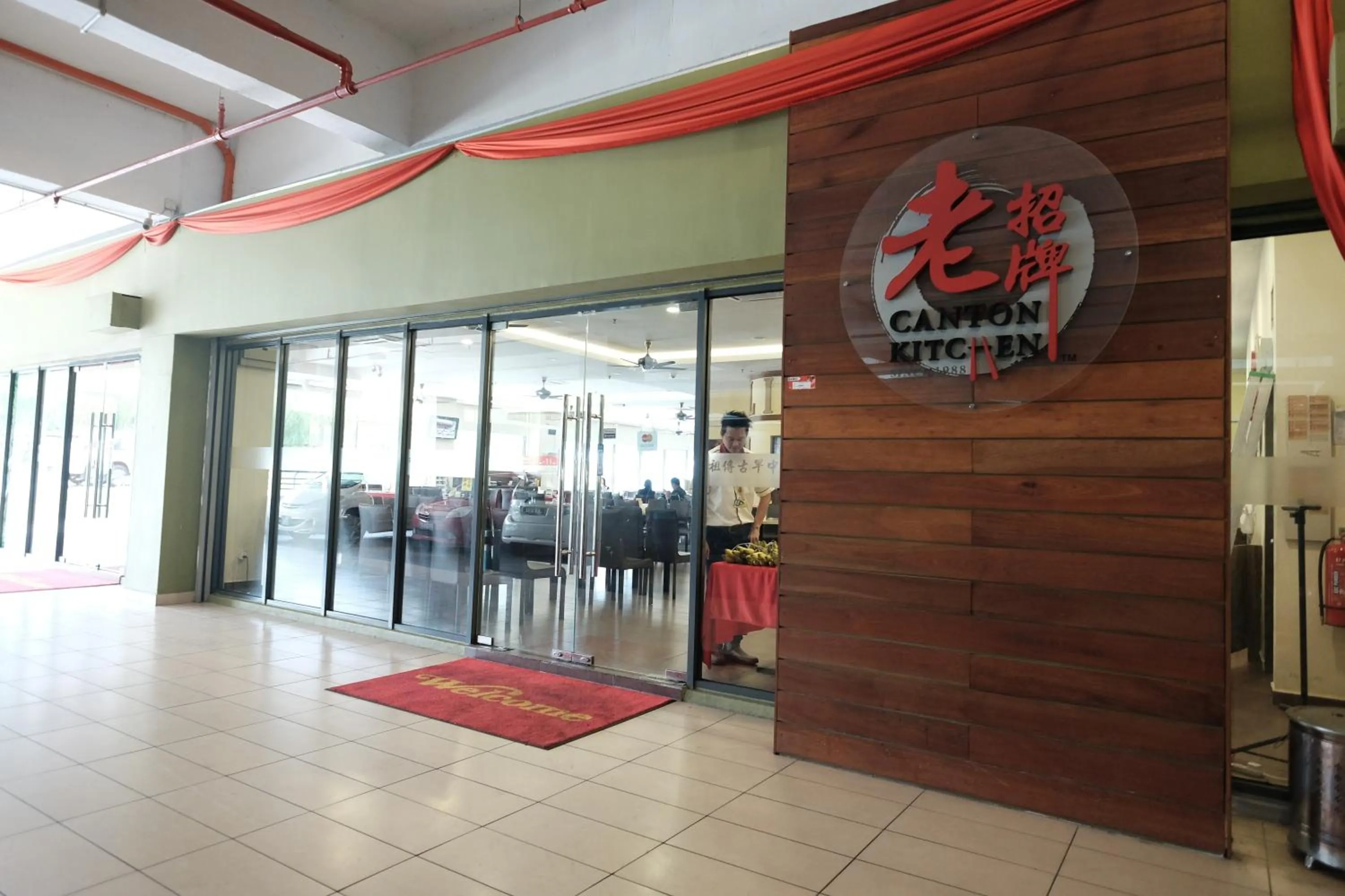 Restaurant/places to eat in B Lot Hotel