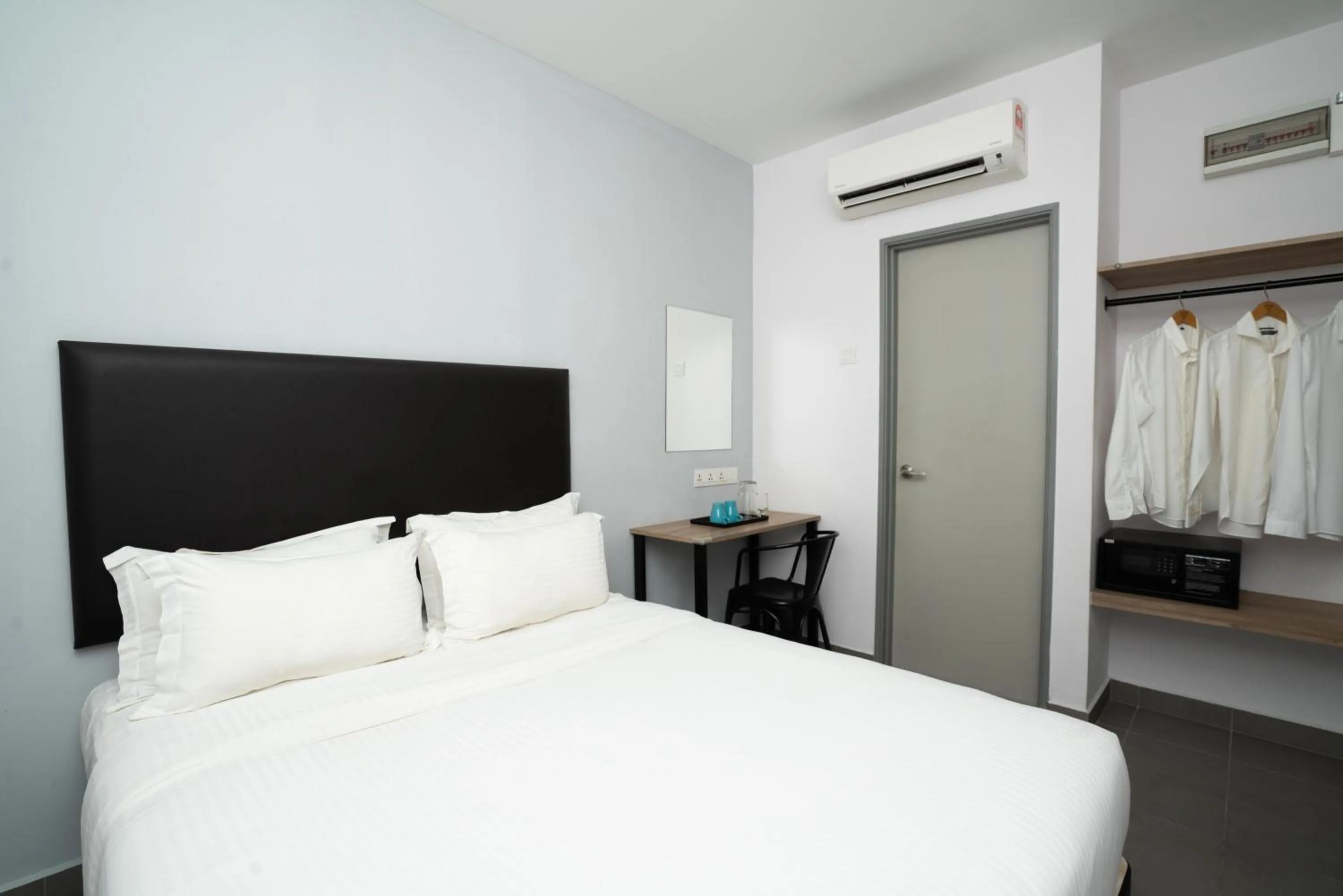 Bedroom, Bed in B Lot Hotel