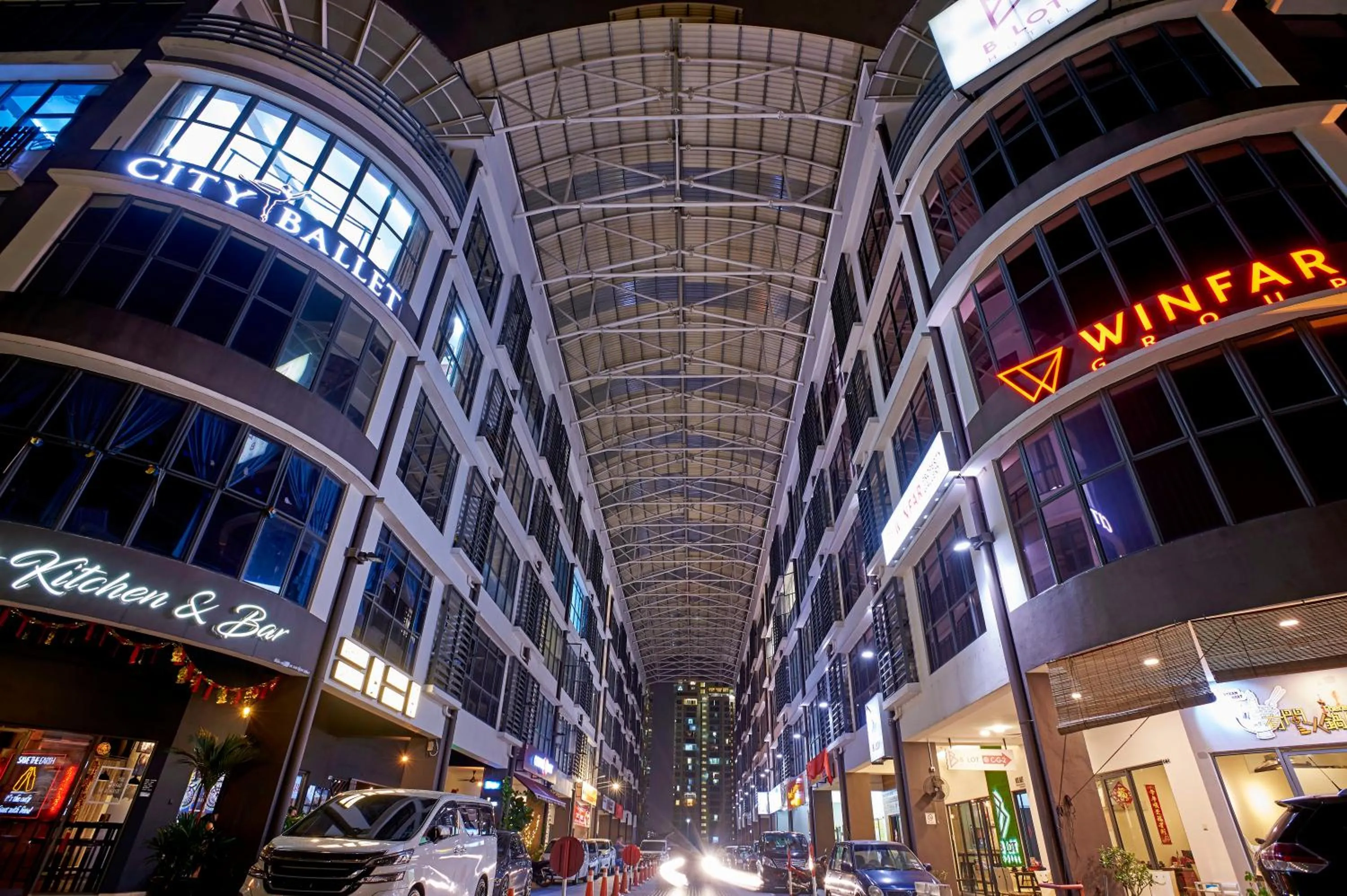 Restaurant/places to eat in B Lot Hotel