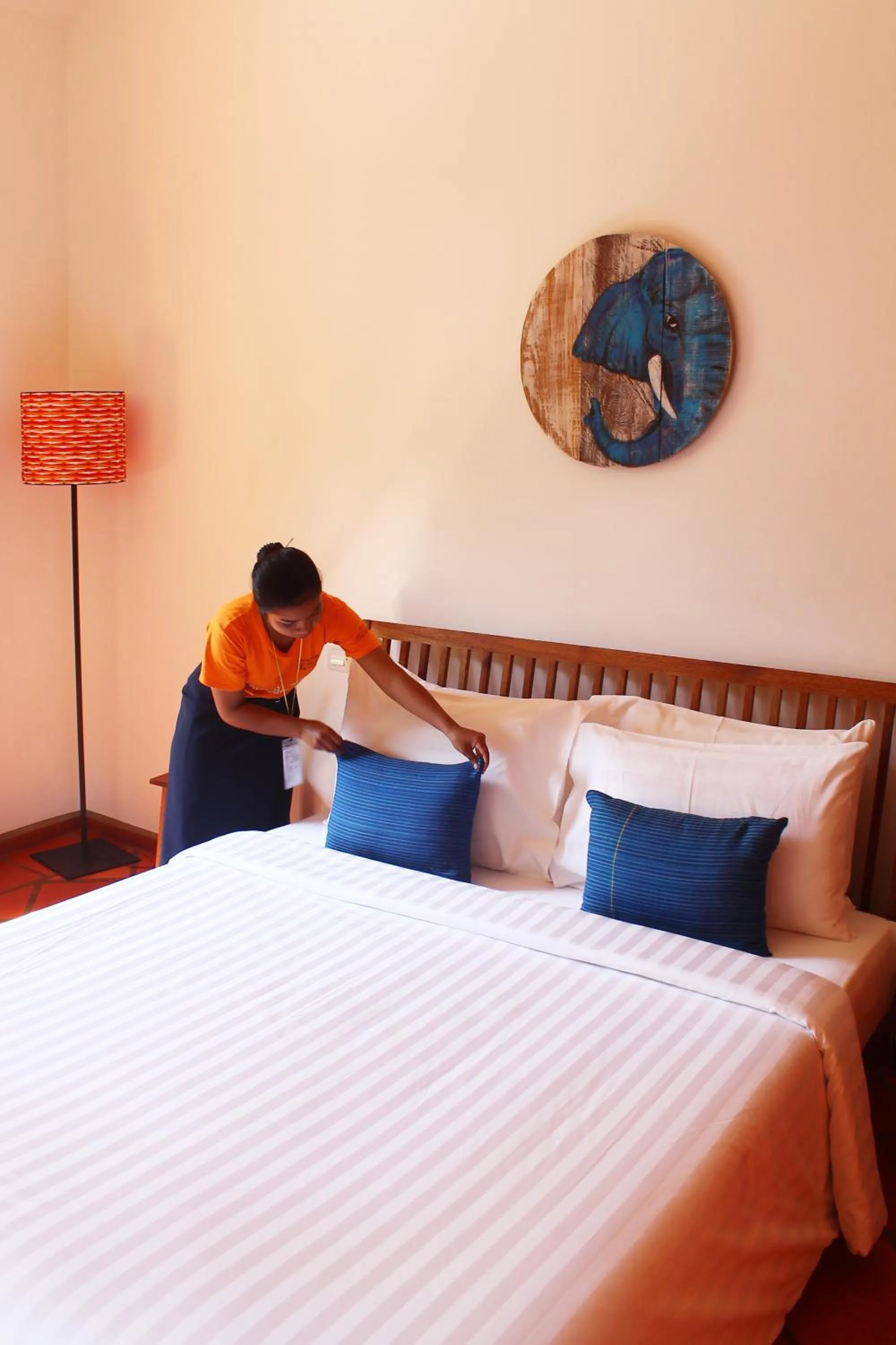 People, Bed in Sala Baï Hotel & Restaurant School