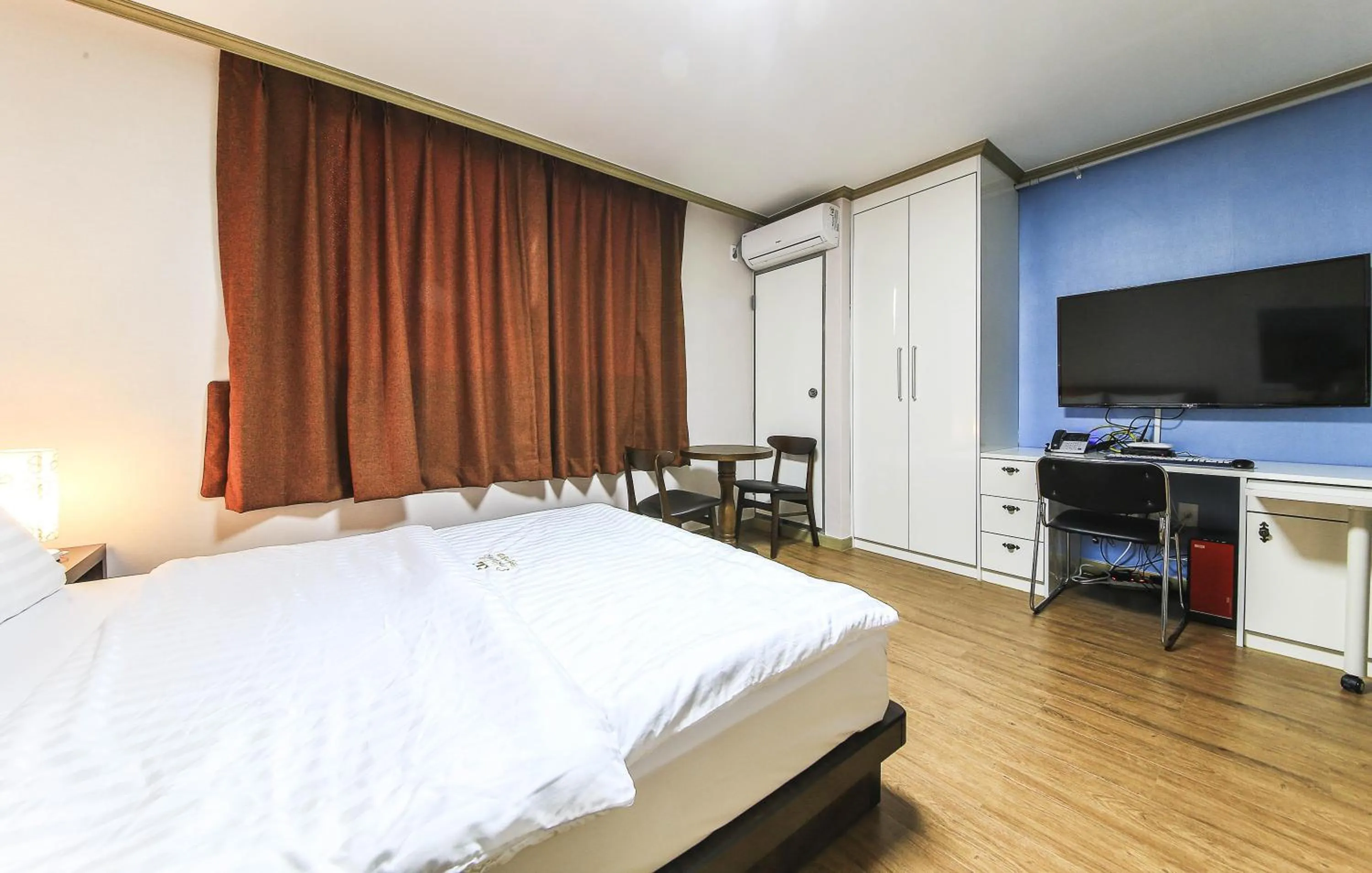 Photo of the whole room, Bed in Crystal Residence Hotel