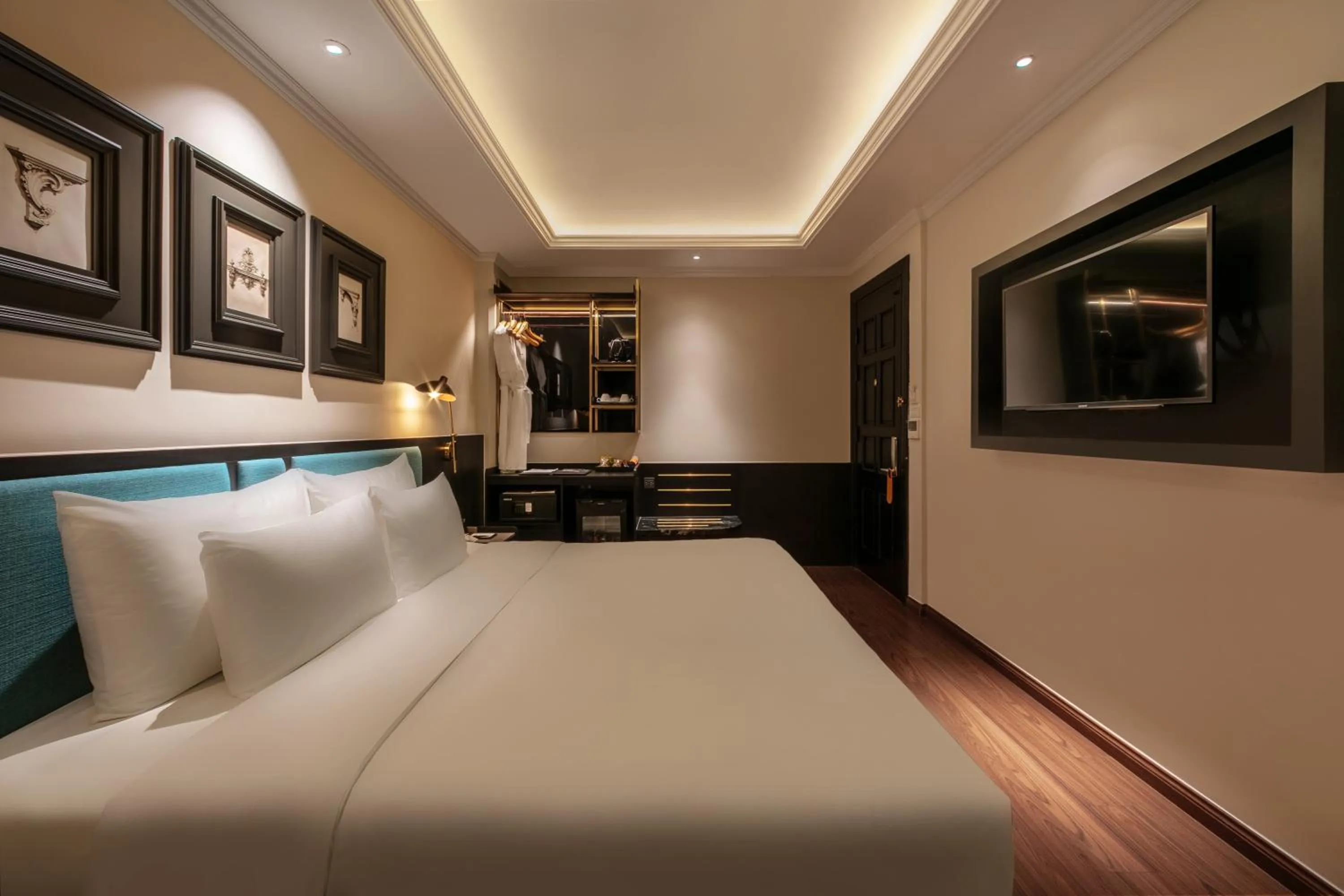 Photo of the whole room, Bed in The Light Hotel