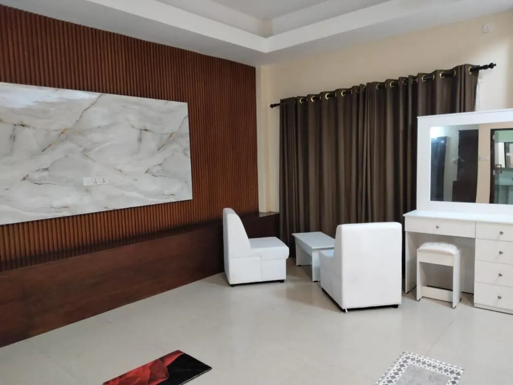 Gnaanams Hotel and Restaurant