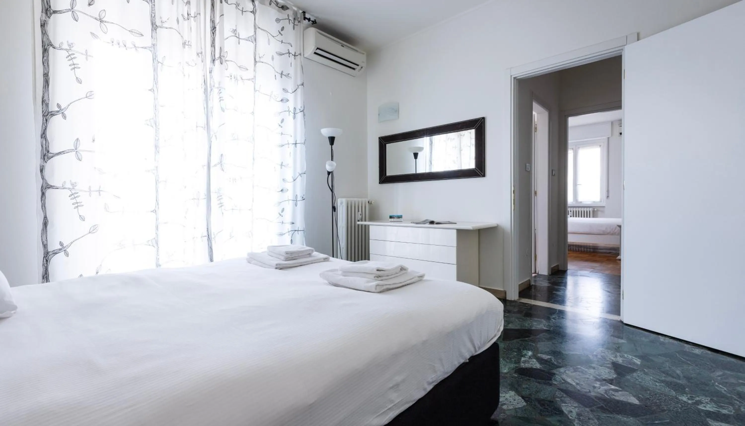 Photo of the whole room, Bed in Italianway Easy - Bonnet 5