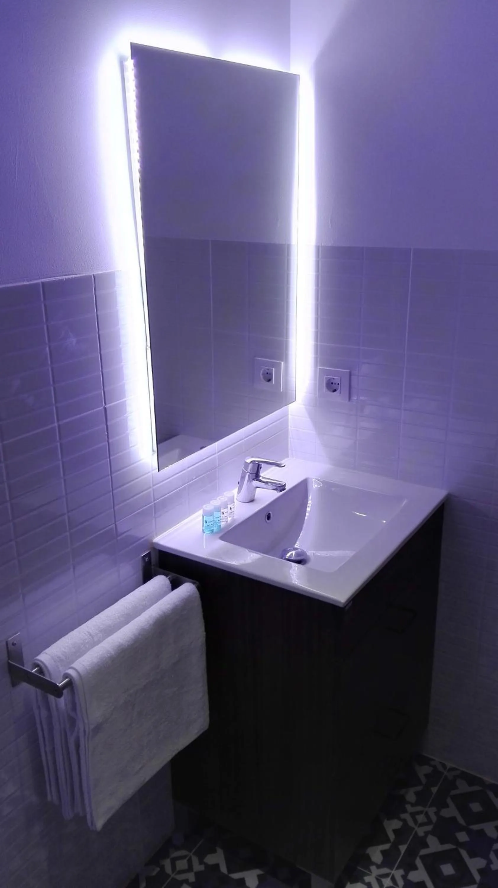 Shower in Hostal Ciempozuelos, familiar, cerca del Parque Warner y Madrid