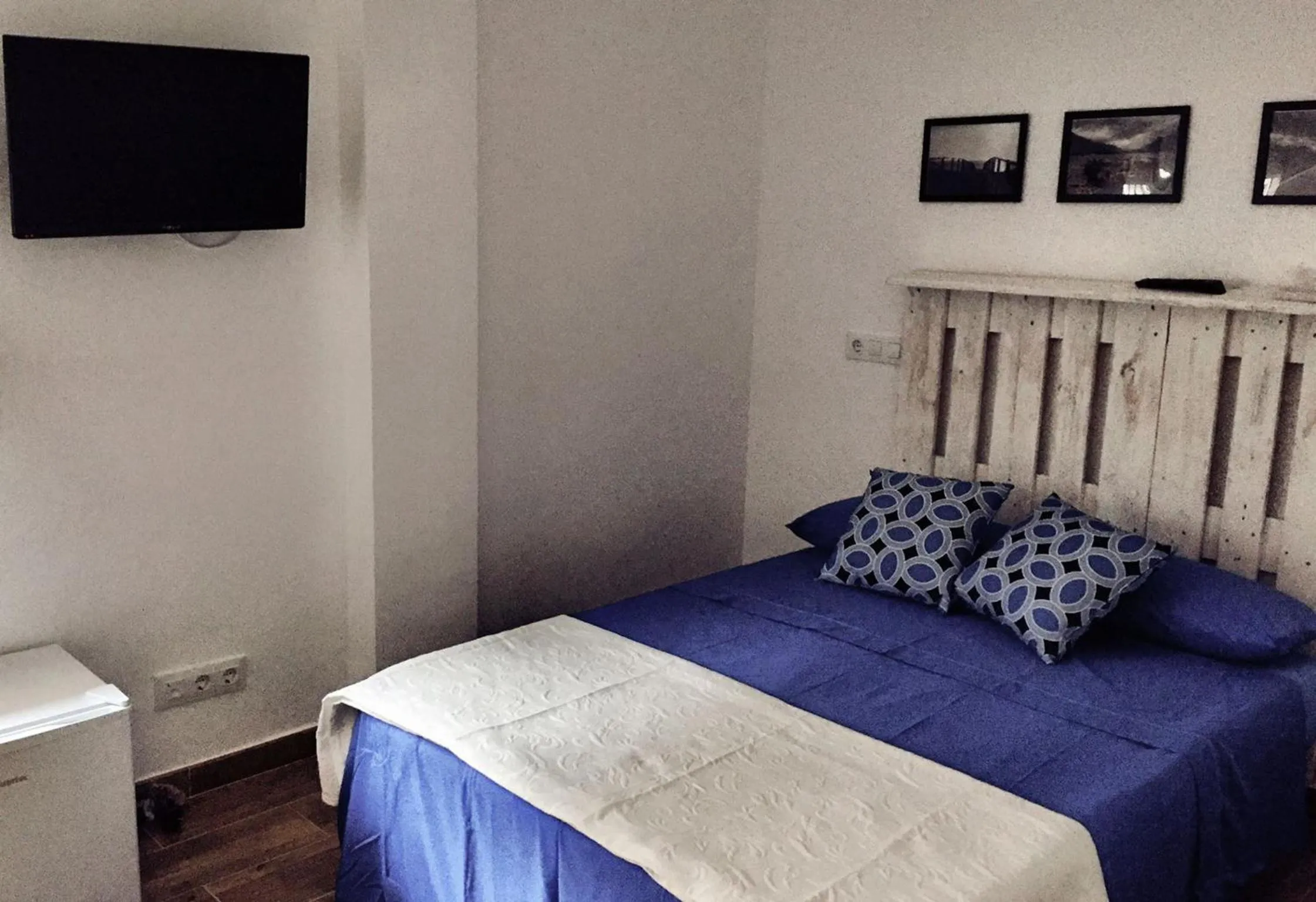 TV and multimedia, Bed in Hostal Ciempozuelos, familiar, cerca del Parque Warner y Madrid