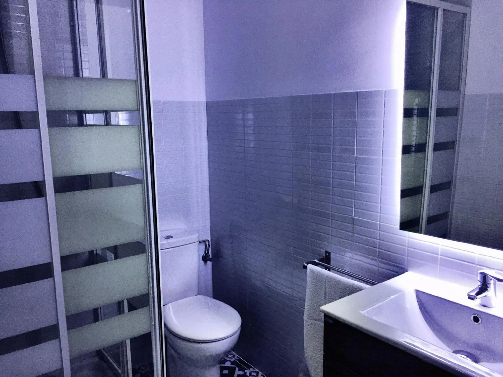 Shower in Hostal Ciempozuelos, familiar, cerca del Parque Warner y Madrid