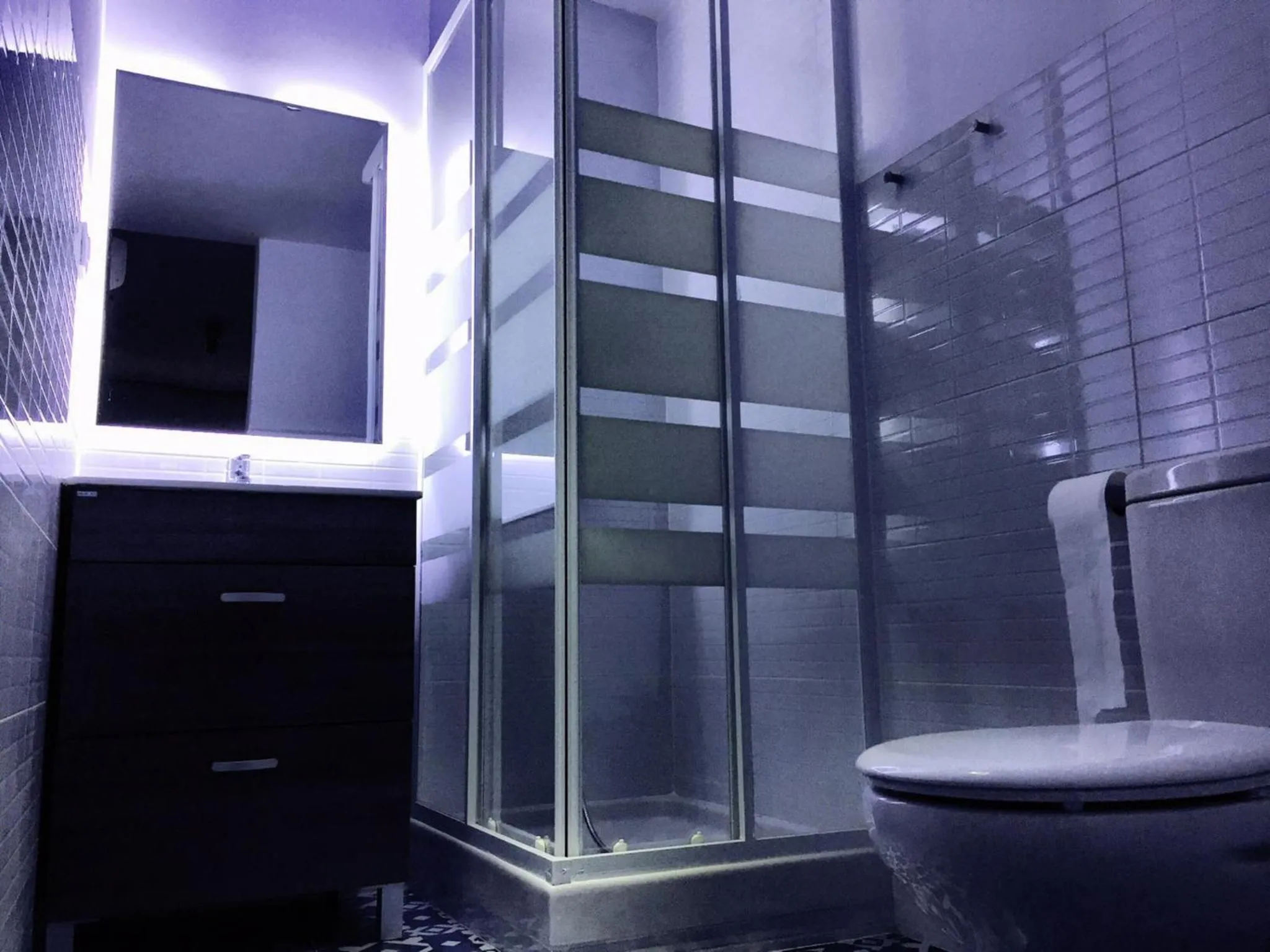 Shower in Hostal Ciempozuelos, familiar, cerca del Parque Warner y Madrid