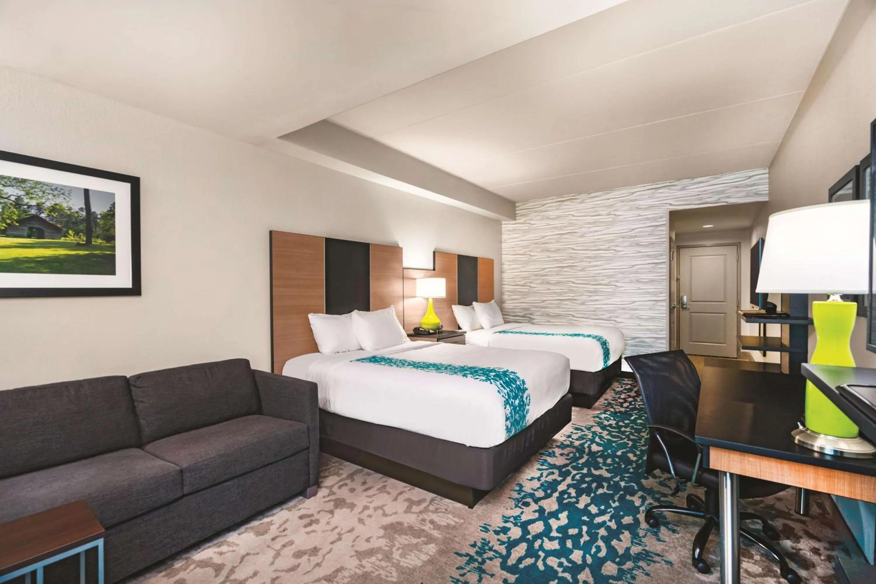 Photo of the whole room, Bed in La Quinta by Wyndham Cleveland TN