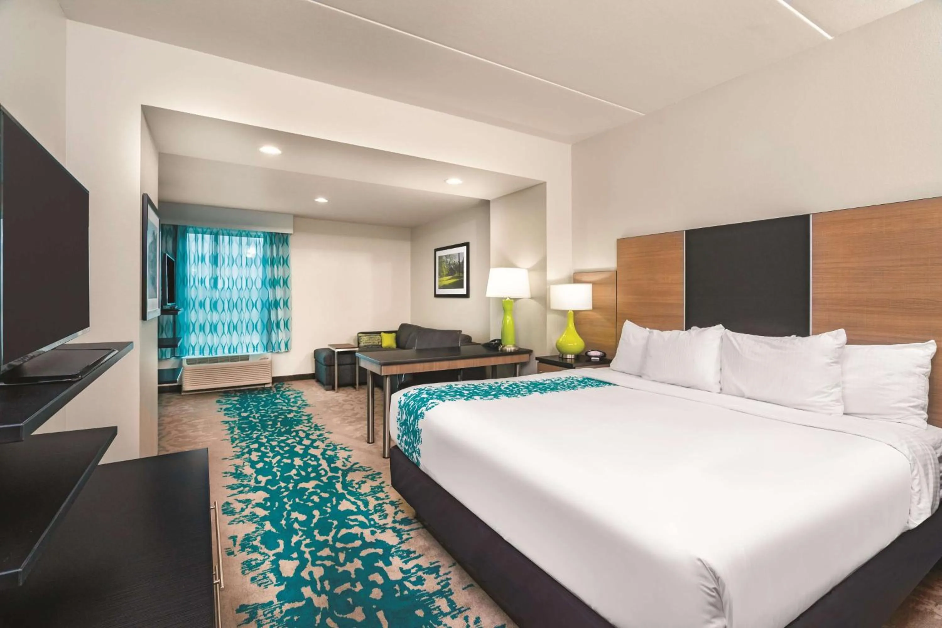 Photo of the whole room, Bed in La Quinta by Wyndham Cleveland TN