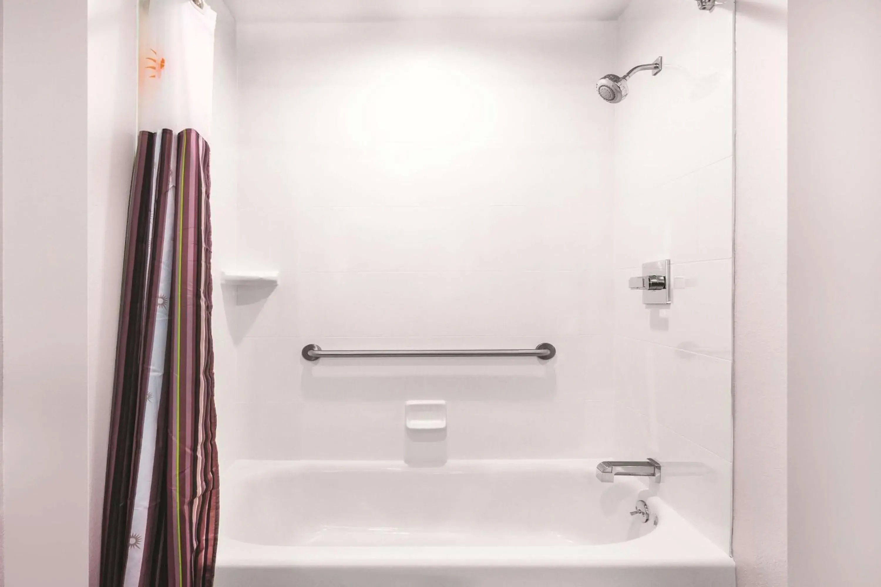 King Room with Bath Tub - Mobility/Hearing Accessible - Non-Smoking in La Quinta by Wyndham Cleveland TN King Room with Bath Tub - Mobility/Hearing Accessible - Non-Smoking in La Quinta by Wyndham Cleveland TN