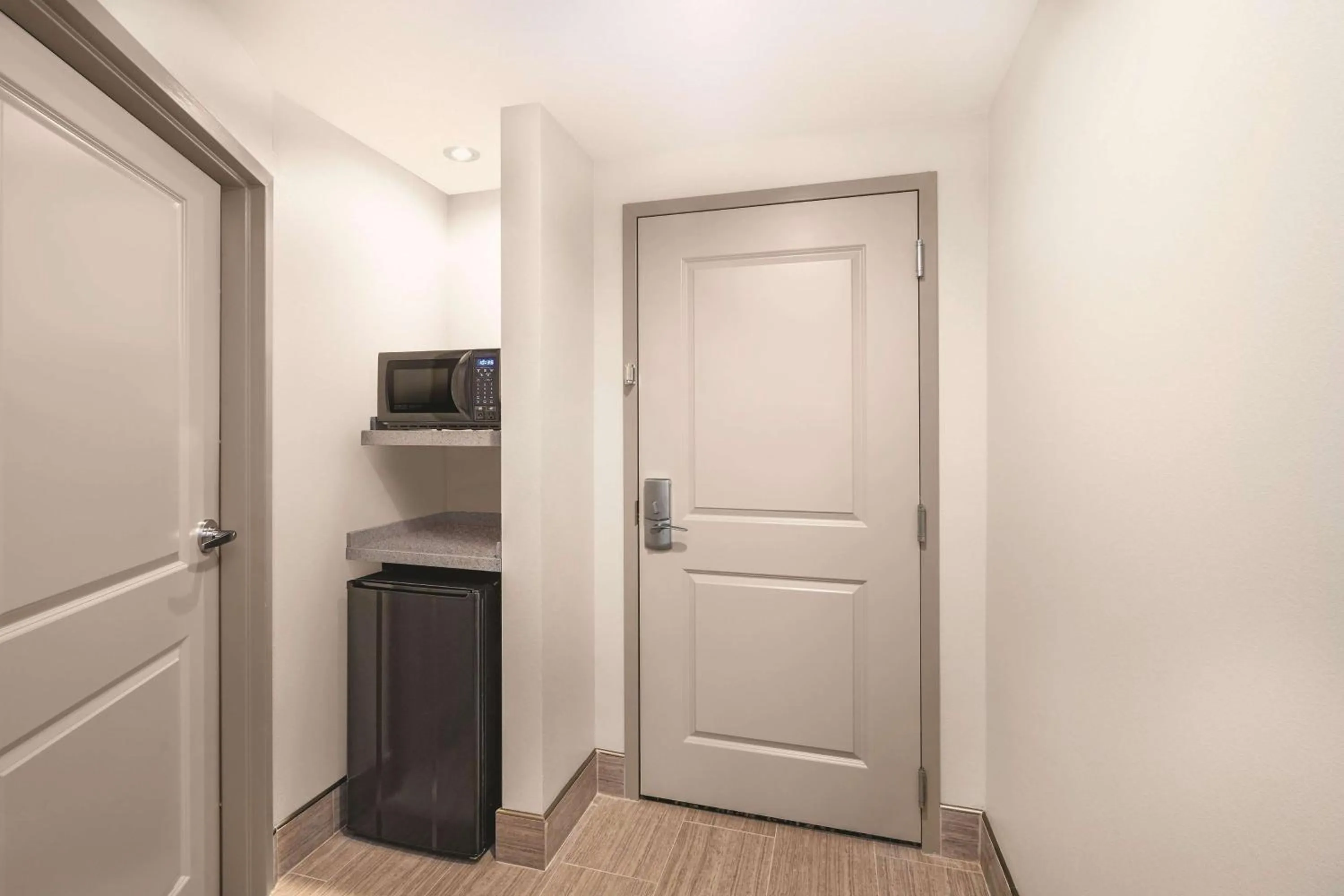 Photo of the whole room in La Quinta by Wyndham Cleveland TN