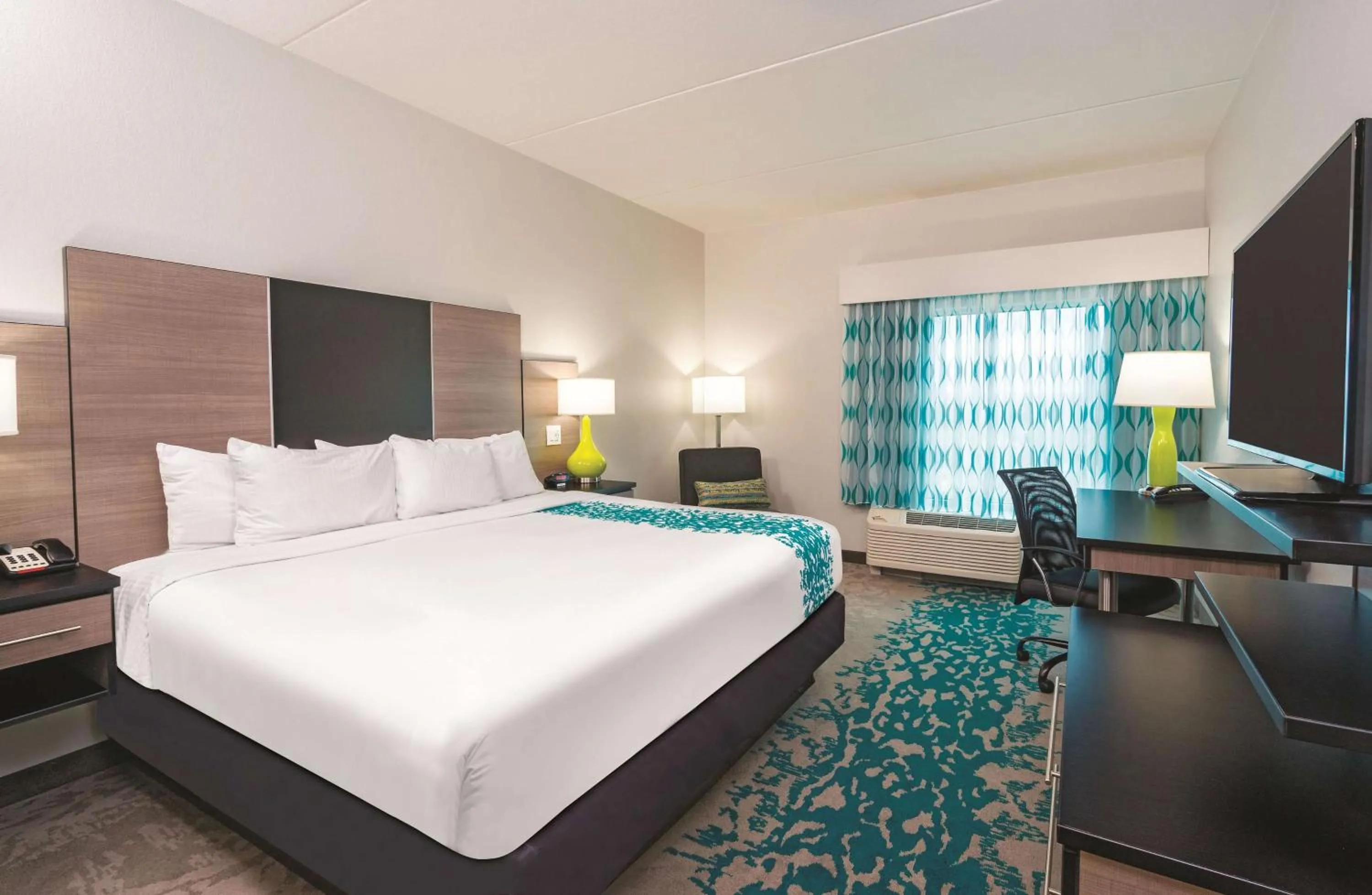 Photo of the whole room, Bed in La Quinta by Wyndham Cleveland TN