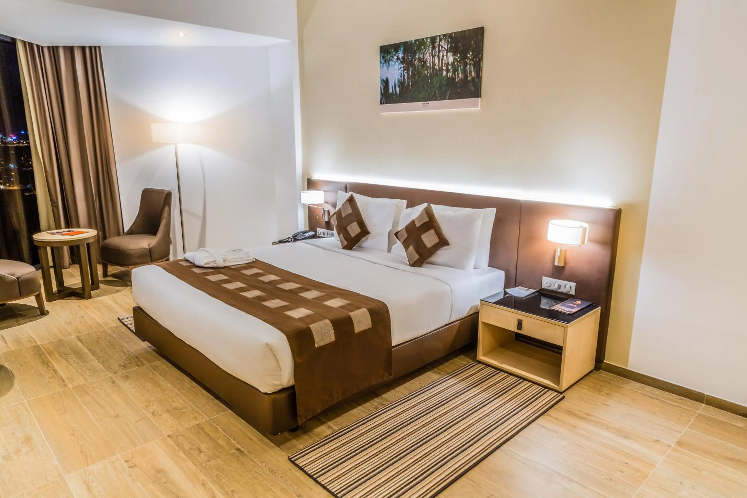 Coffee/tea facilities, Bed in Azalaï Hôtel Abidjan