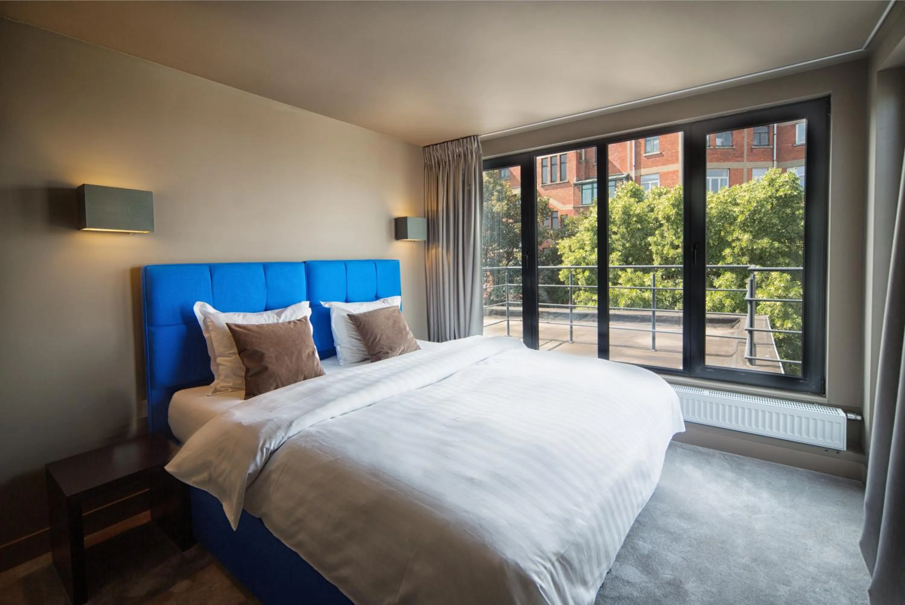 Photo of the whole room, Bed in Hotel The Neufchatel