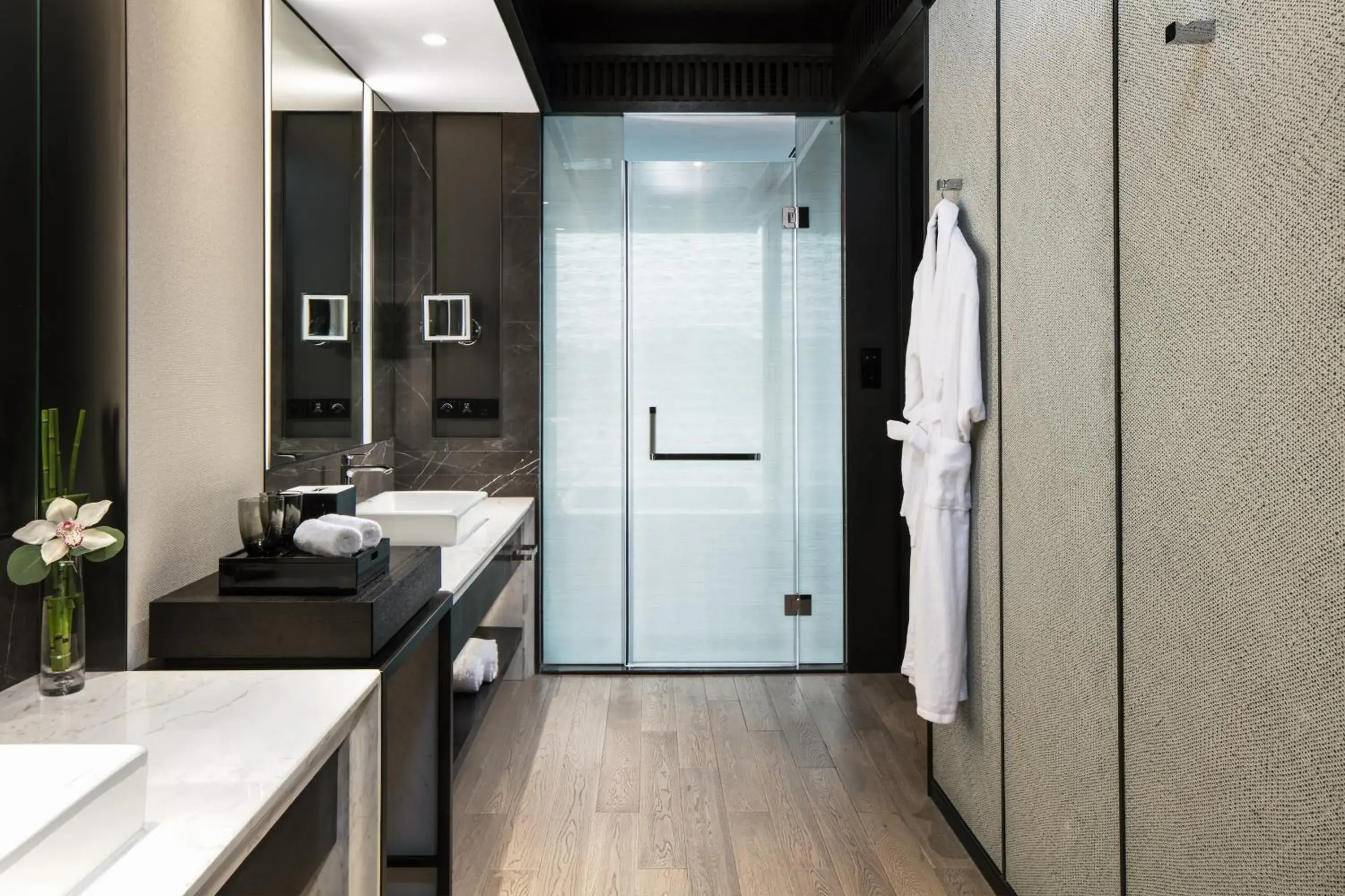 Executive Twin Room with Balcony and Lake View in Hilton Ningbo Dongqian Lake Executive Twin Room with Balcony and Lake View in Hilton Ningbo Dongqian Lake