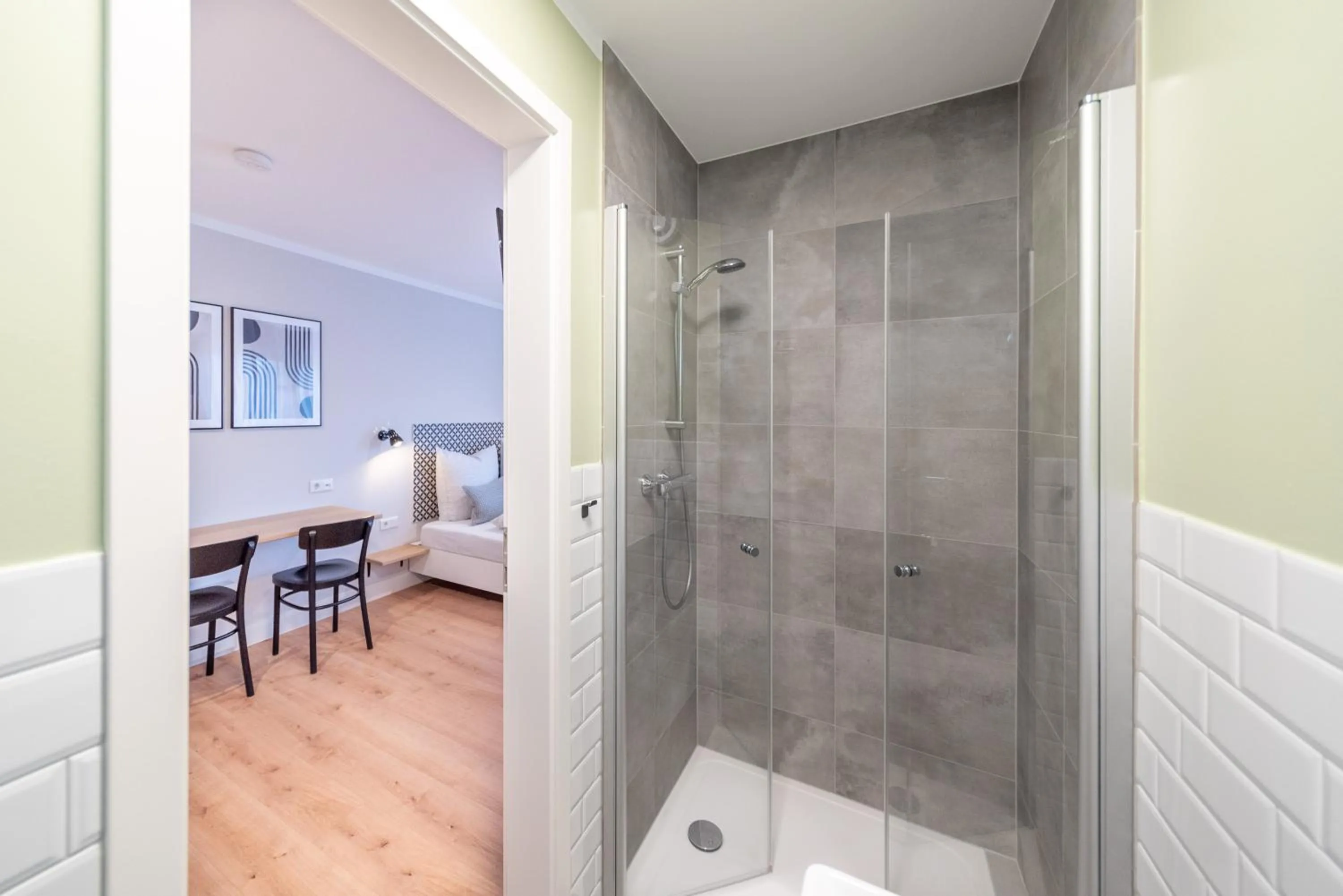 Shower in The Woodmans Airport Boardinghouse