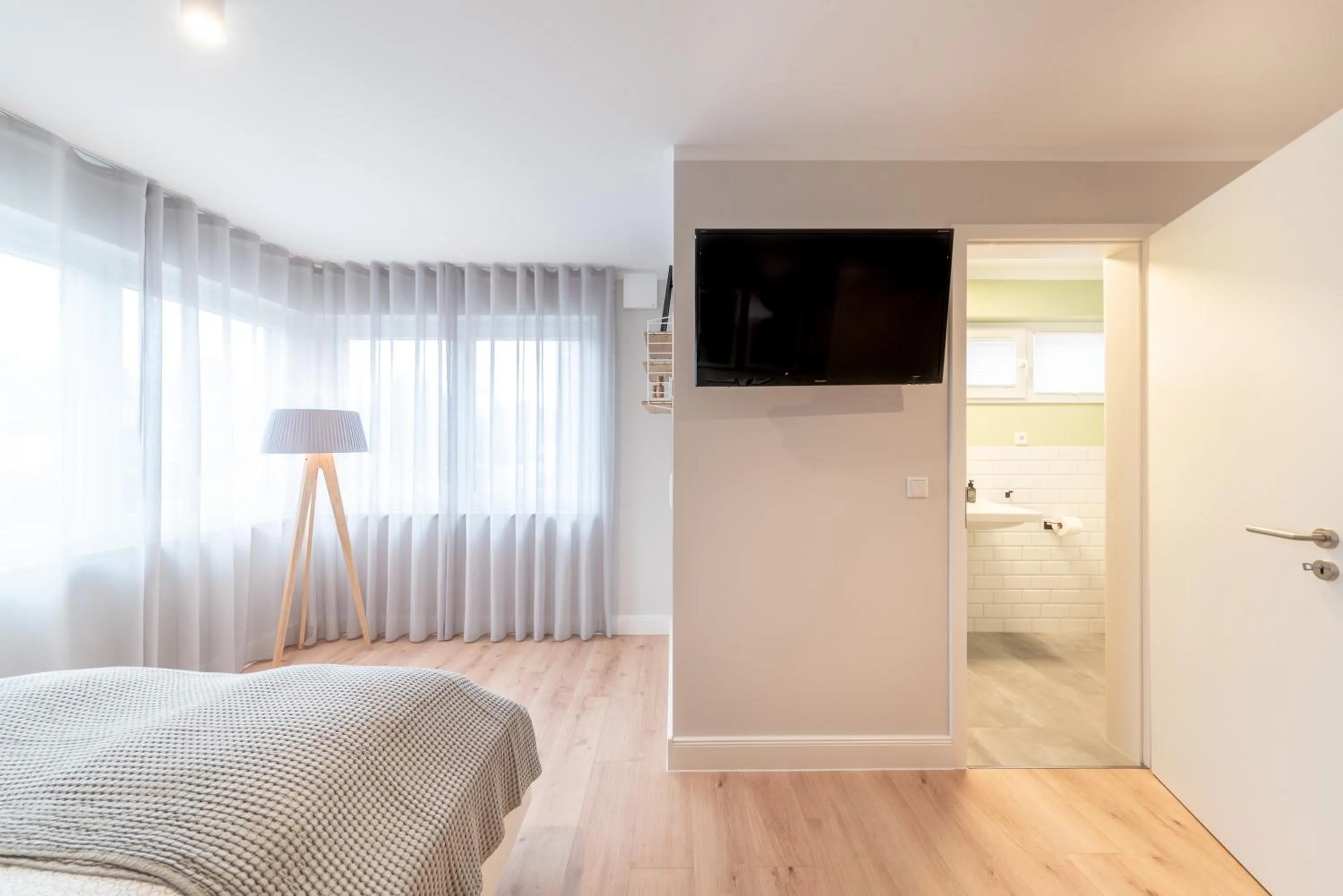 TV and multimedia, Bed in The Woodmans Airport Boardinghouse