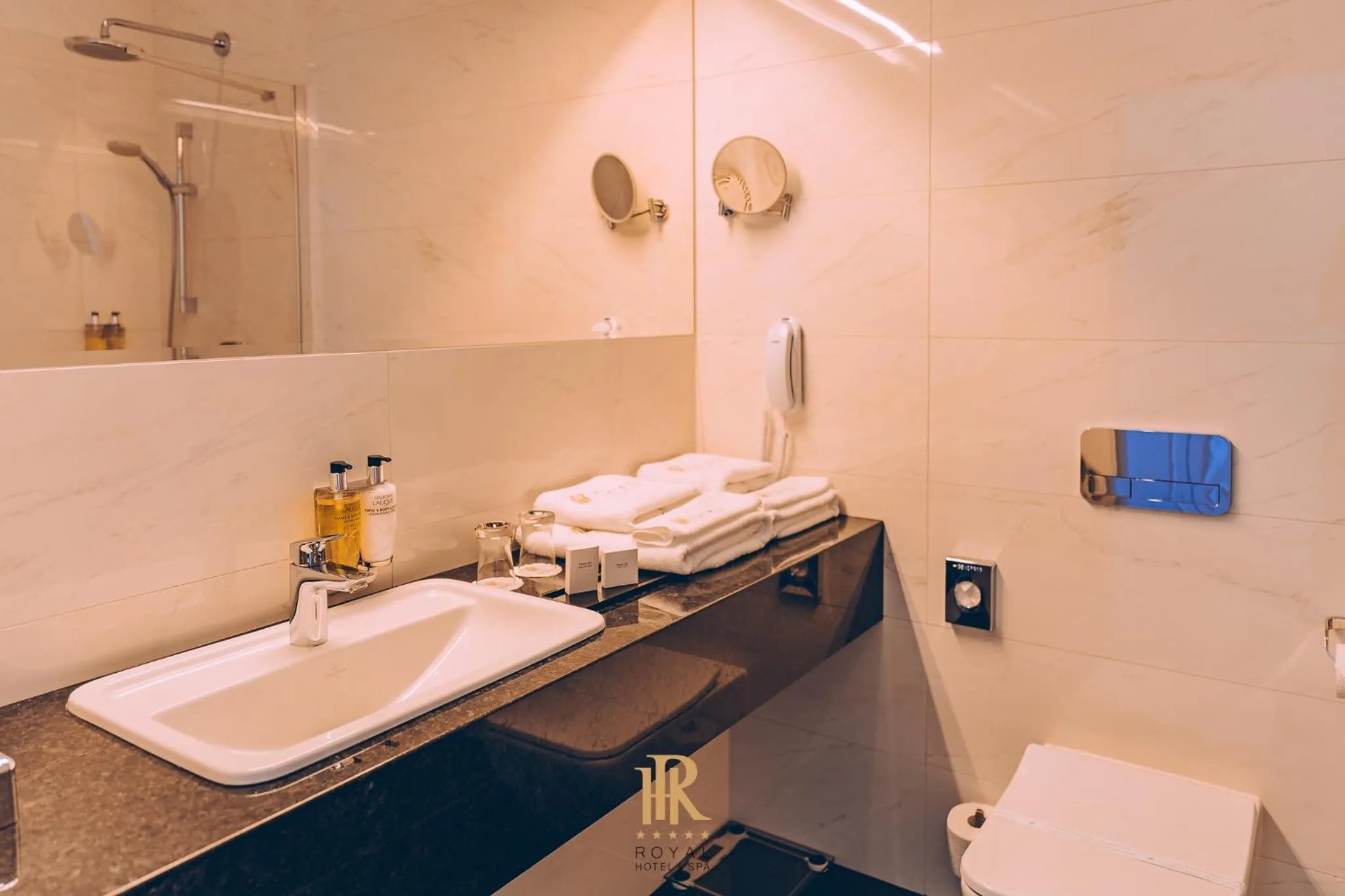 Toilet in Hotel Royal & Spa