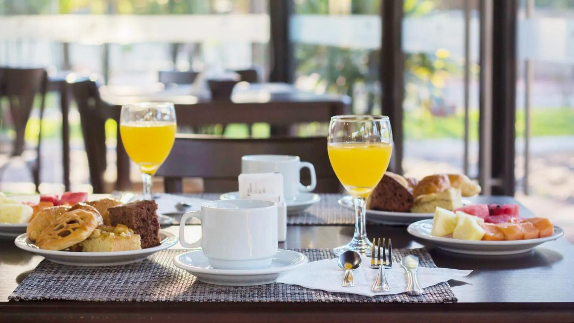 Restaurant/places to eat in Pirayu Hotel & Resort