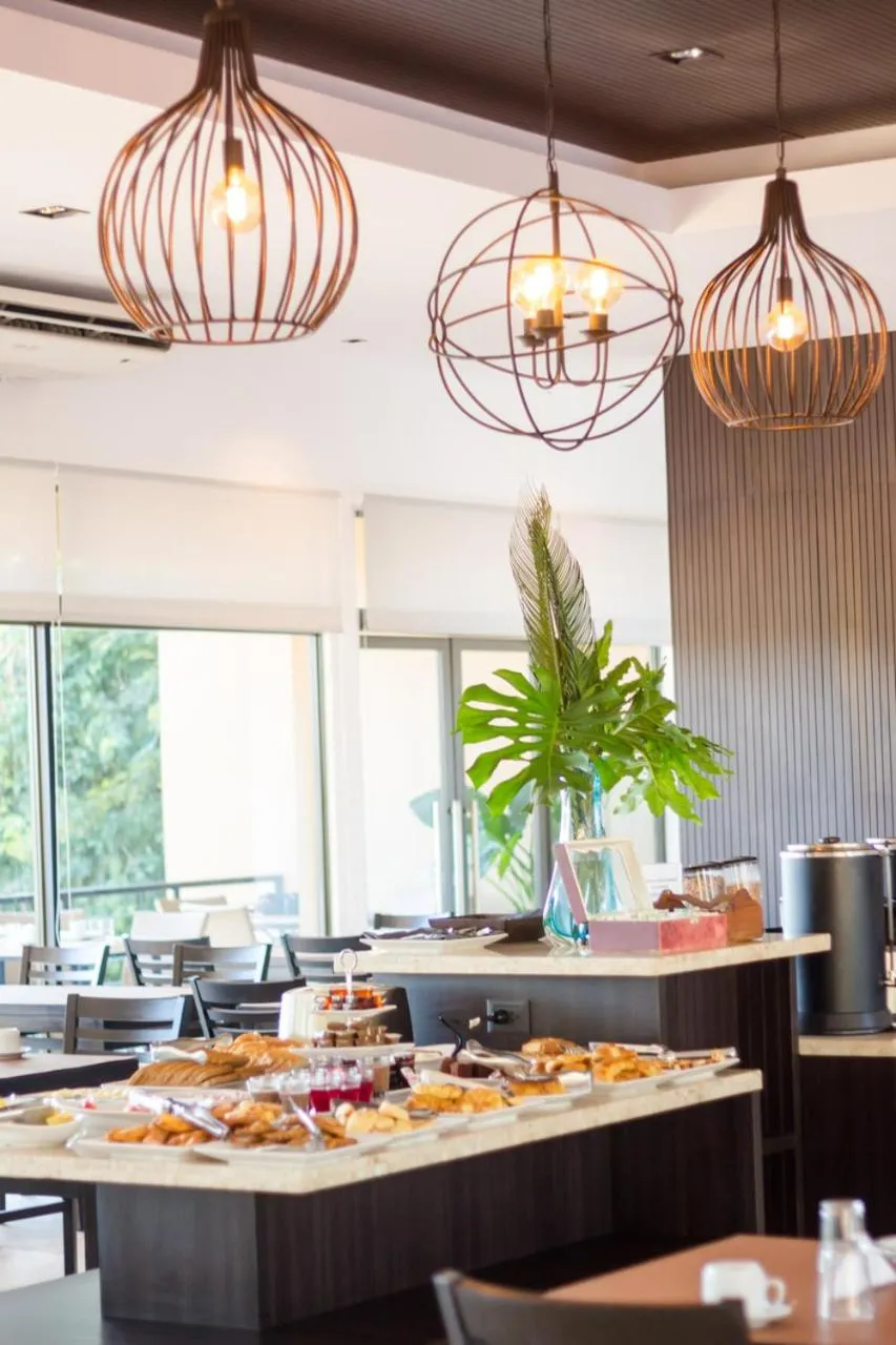 Restaurant/places to eat in Pirayu Hotel & Resort