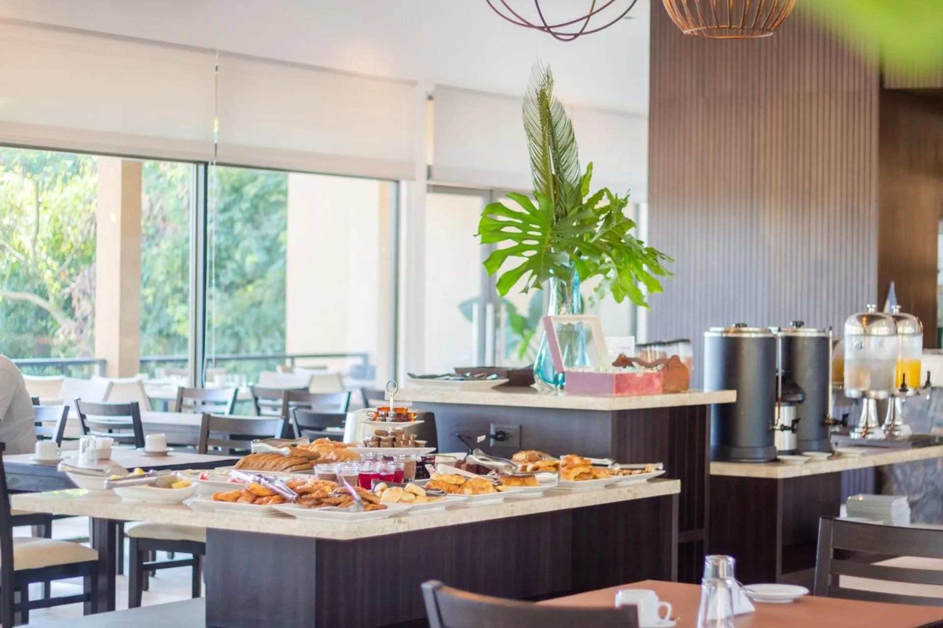 Restaurant/places to eat in Pirayu Hotel & Resort