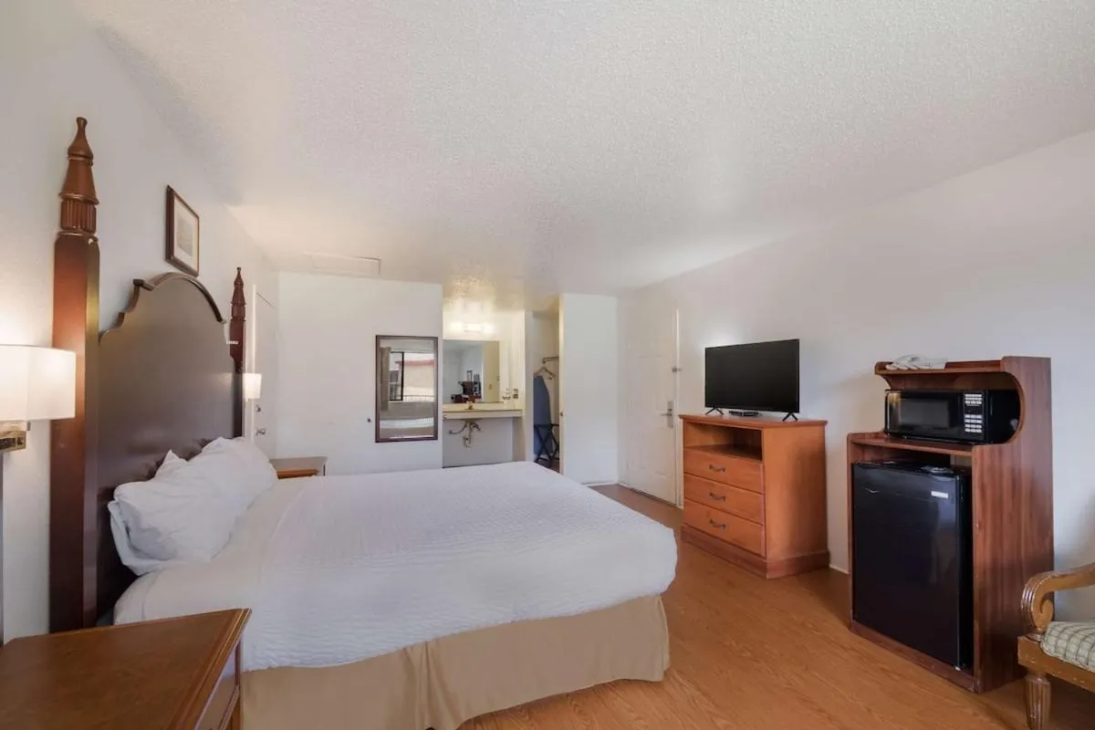 Bed in Americas Best Value Inn Lockhart TX