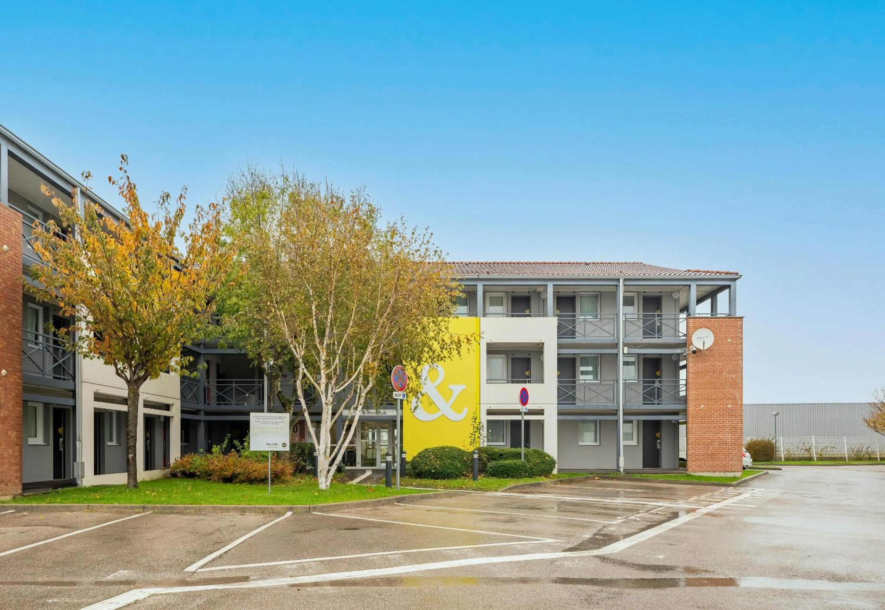 Property building in B&B HOTEL CALAIS Coquelles Tunnel sous La Manche