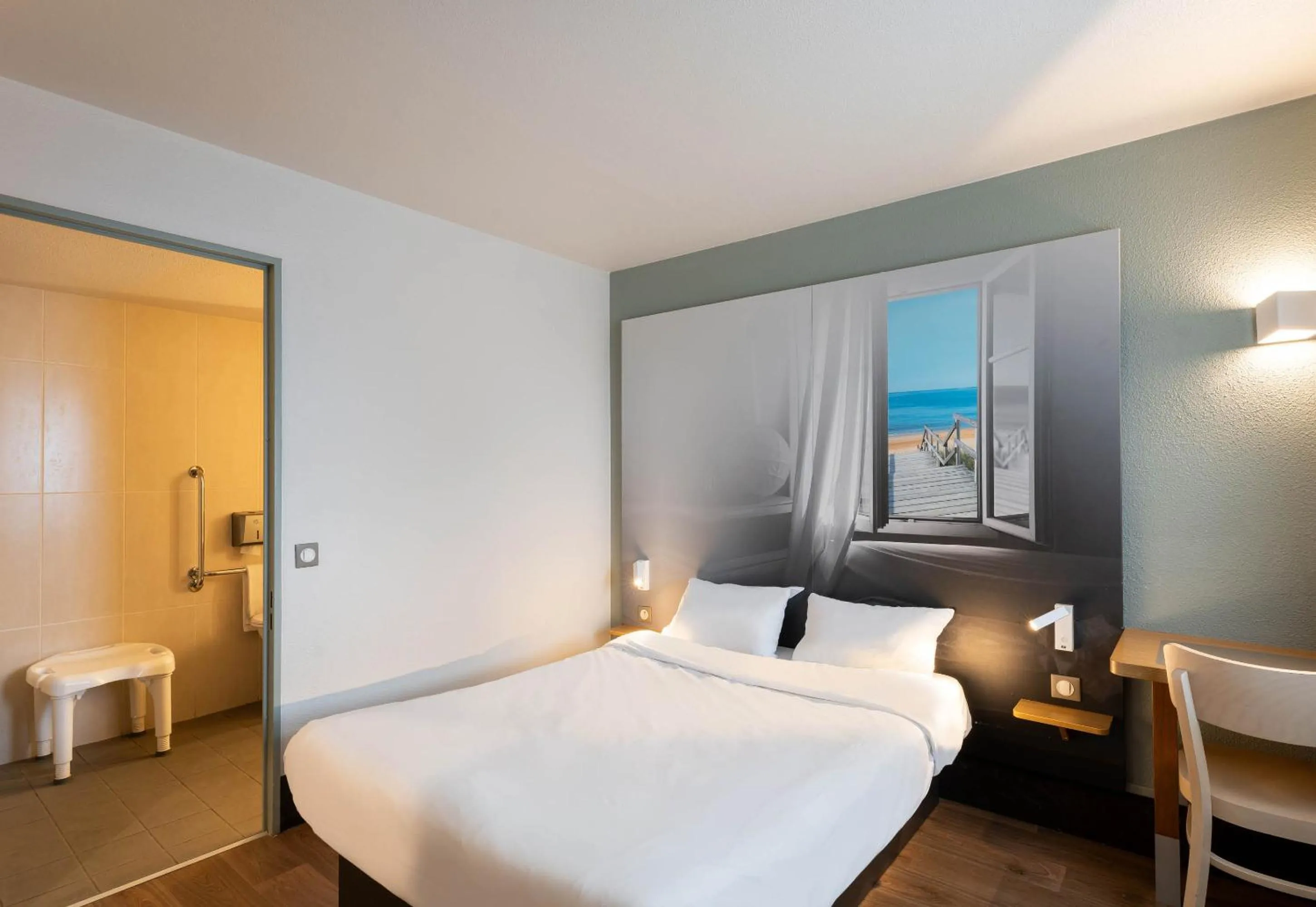 Bedroom, Bed in B&B HOTEL Saint-Nazaire Trignac