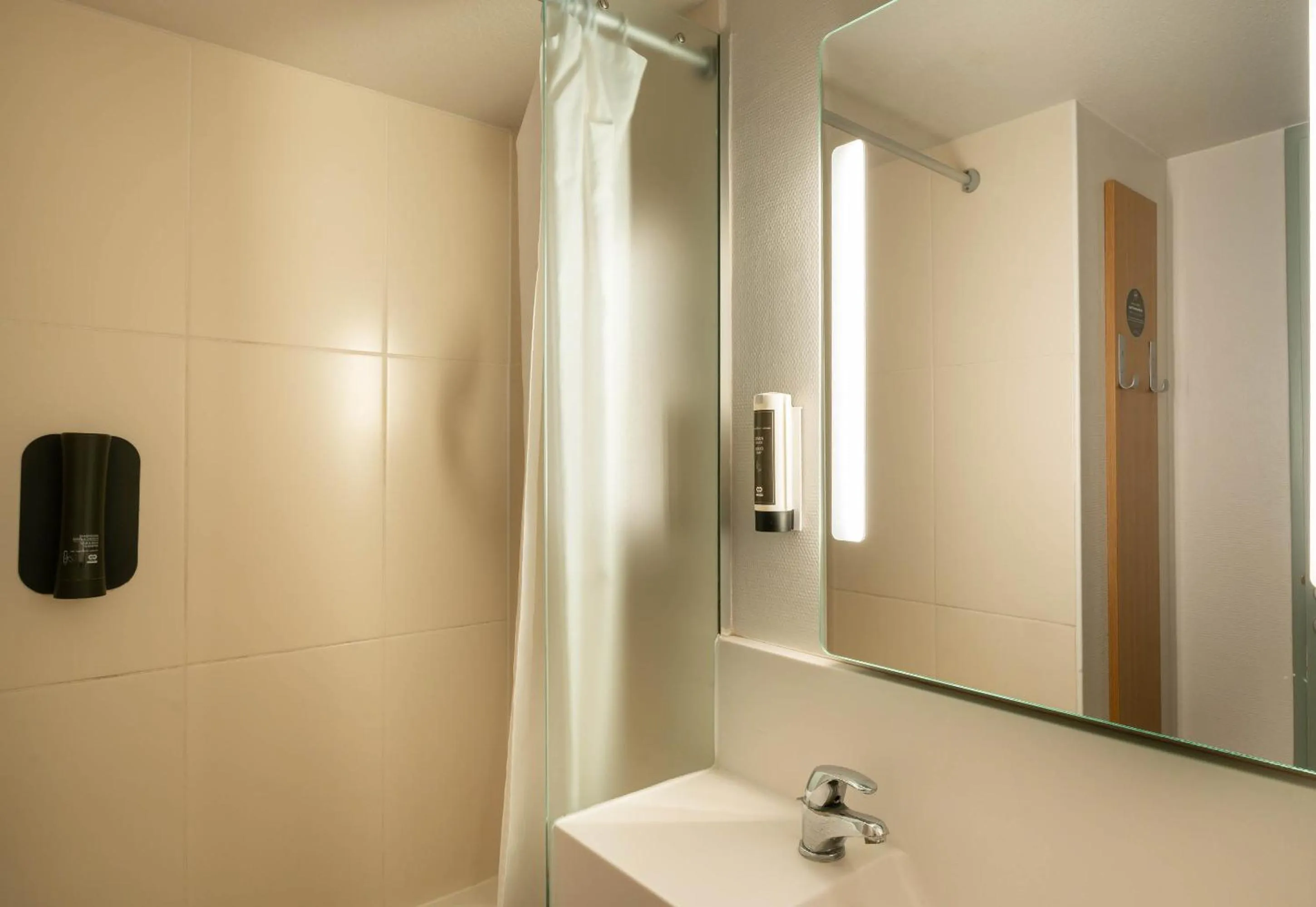 Bathroom in B&B HOTEL Saint-Nazaire Trignac