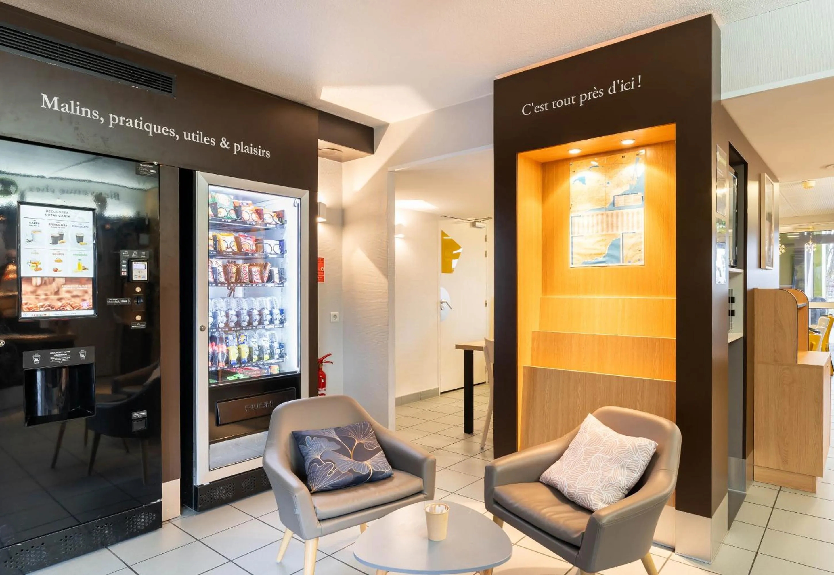 Seating area in B&B HOTEL Saint-Nazaire Trignac