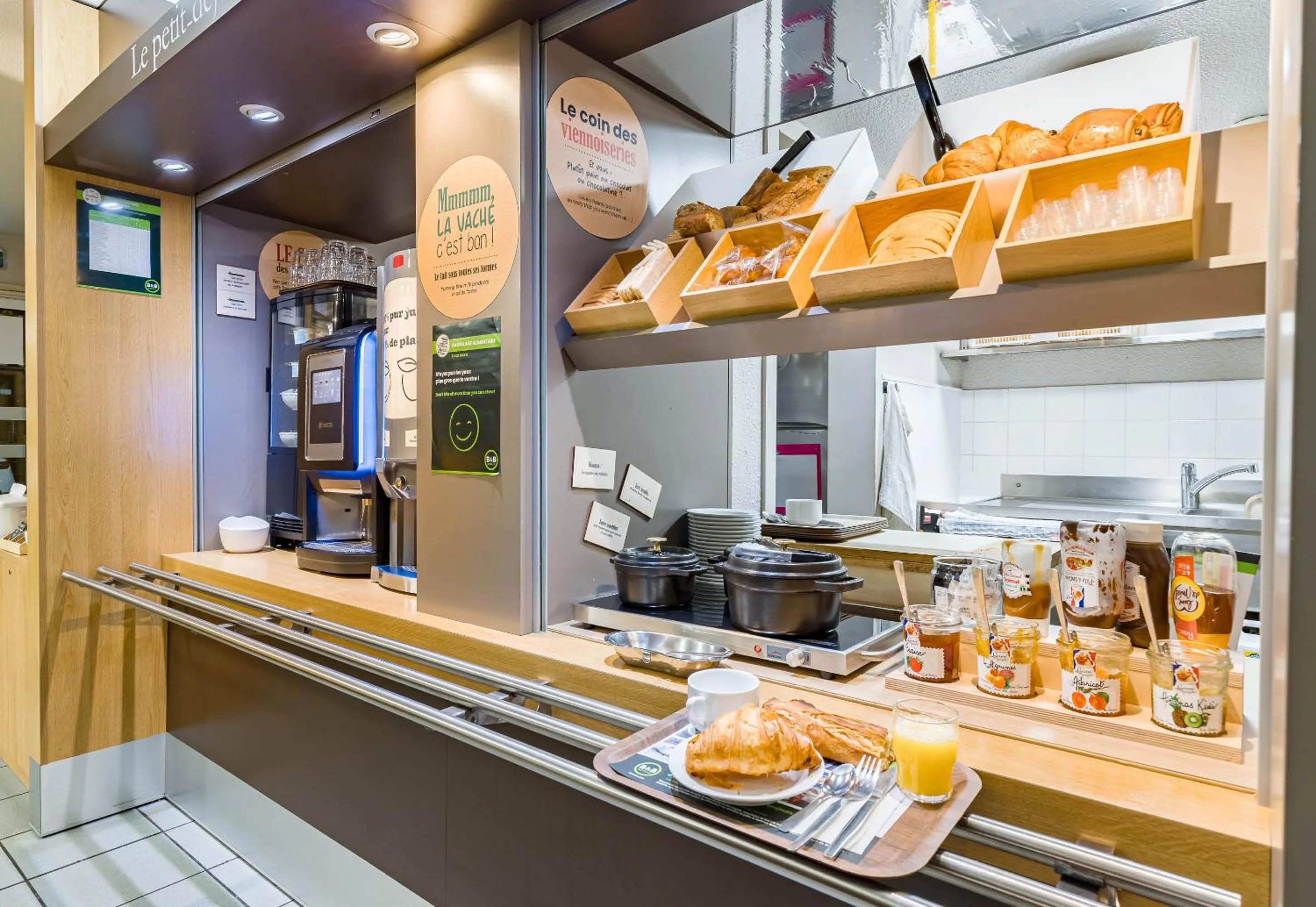 Buffet breakfast in B&B HOTEL TOURS Sud Joué-lès-Tours