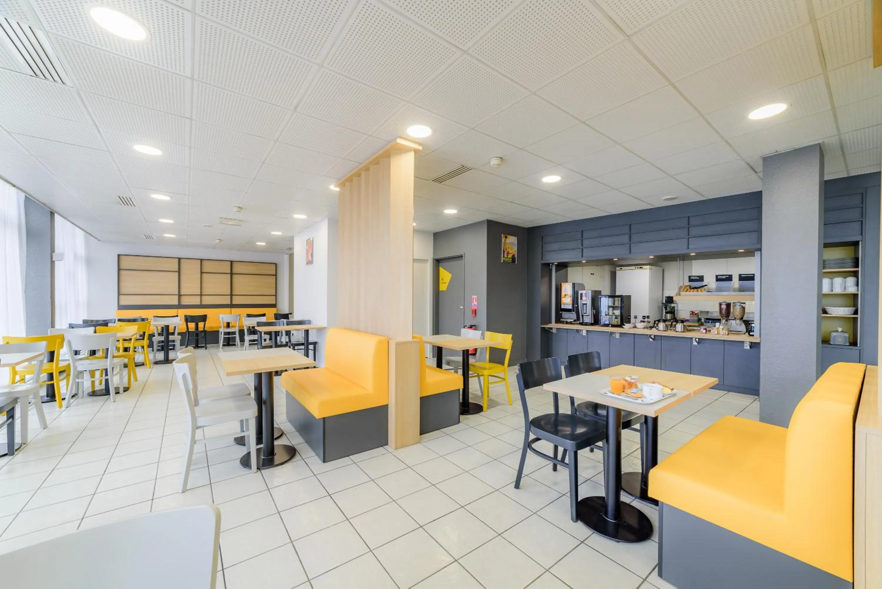 Buffet breakfast in B&B HOTEL Besançon Chateaufarine