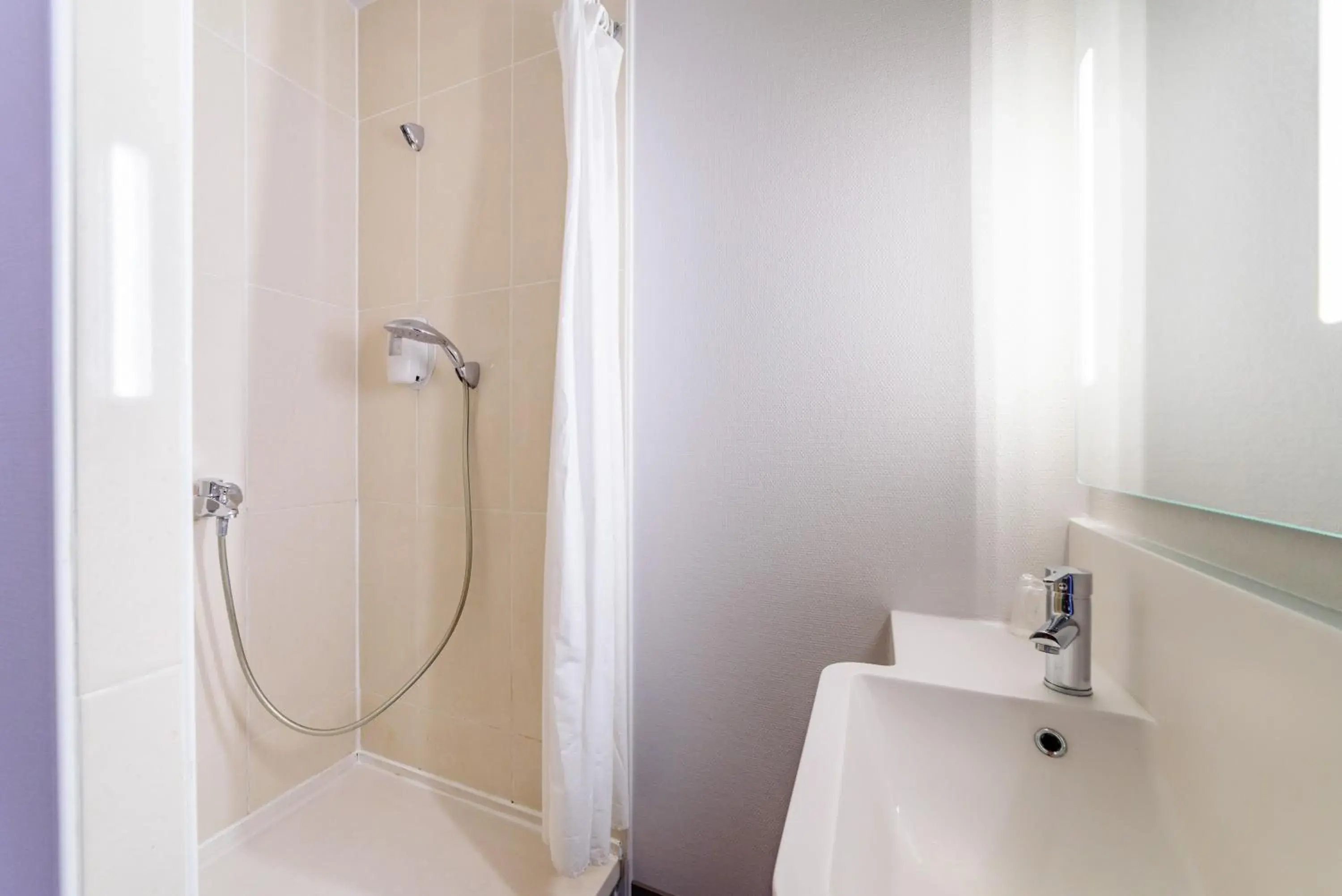 Classic Triple Room in B&B HOTEL Besançon Chateaufarine Classic Triple Room in B&B HOTEL Besançon Chateaufarine