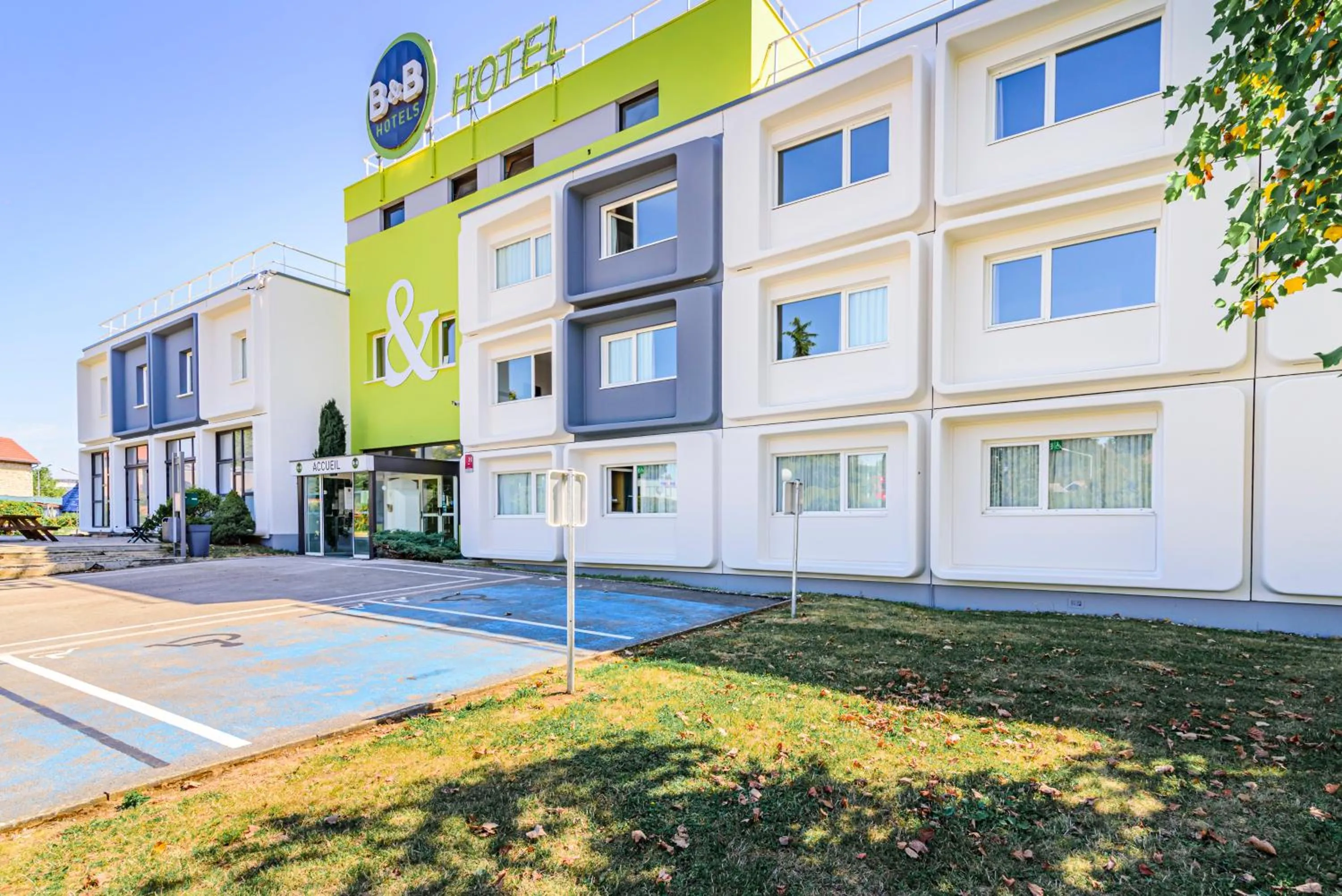 Facade/entrance in B&B HOTEL Besançon Chateaufarine