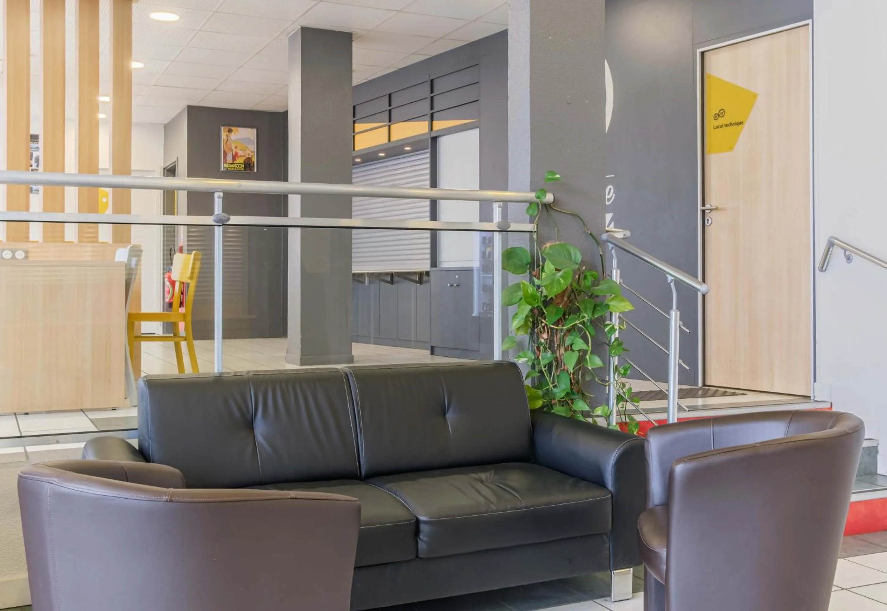 Seating area in B&B HOTEL Besançon Chateaufarine