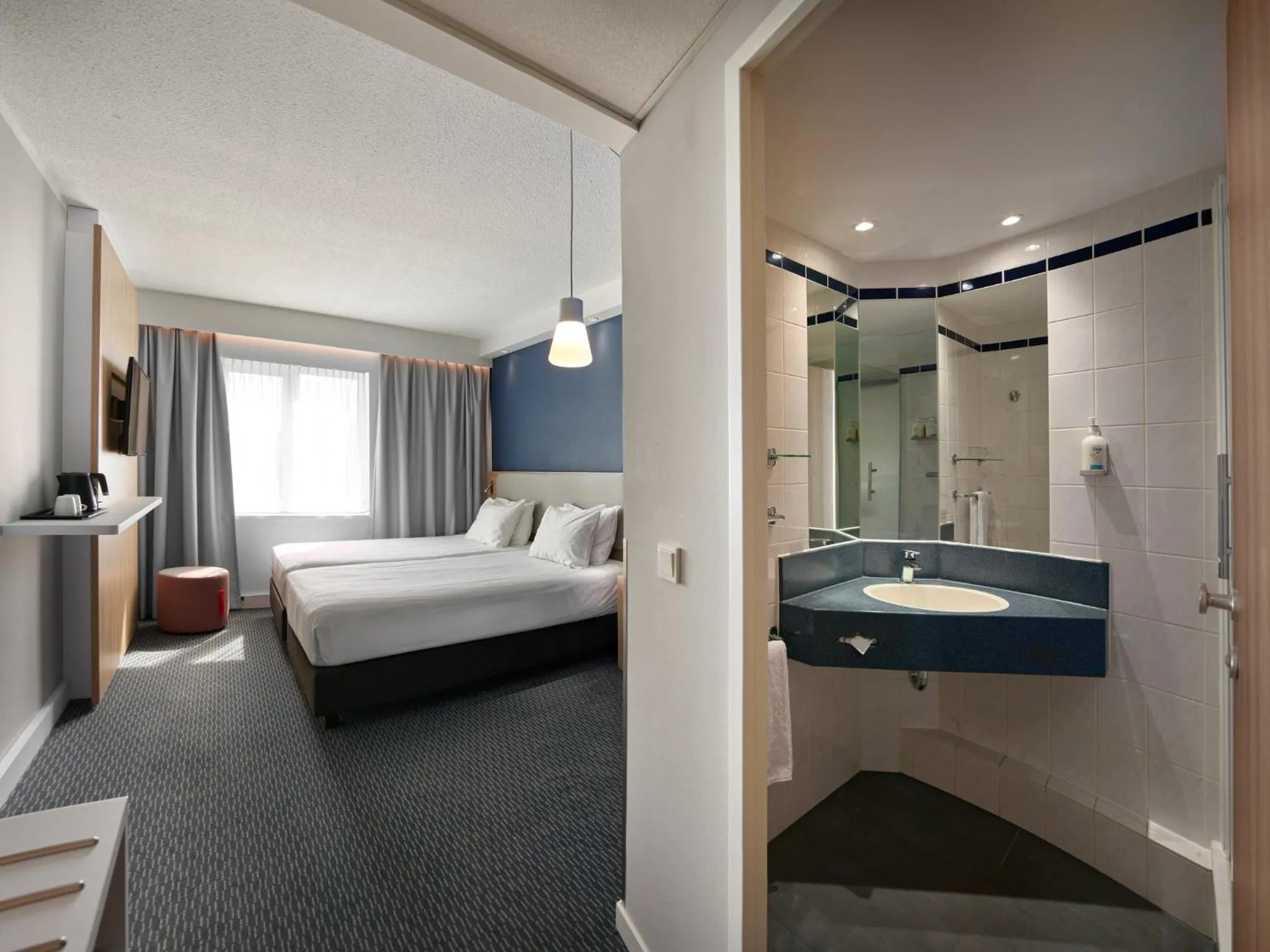 Photo of the whole room, Bed in Holiday Inn Express Antwerpen City North by IHG