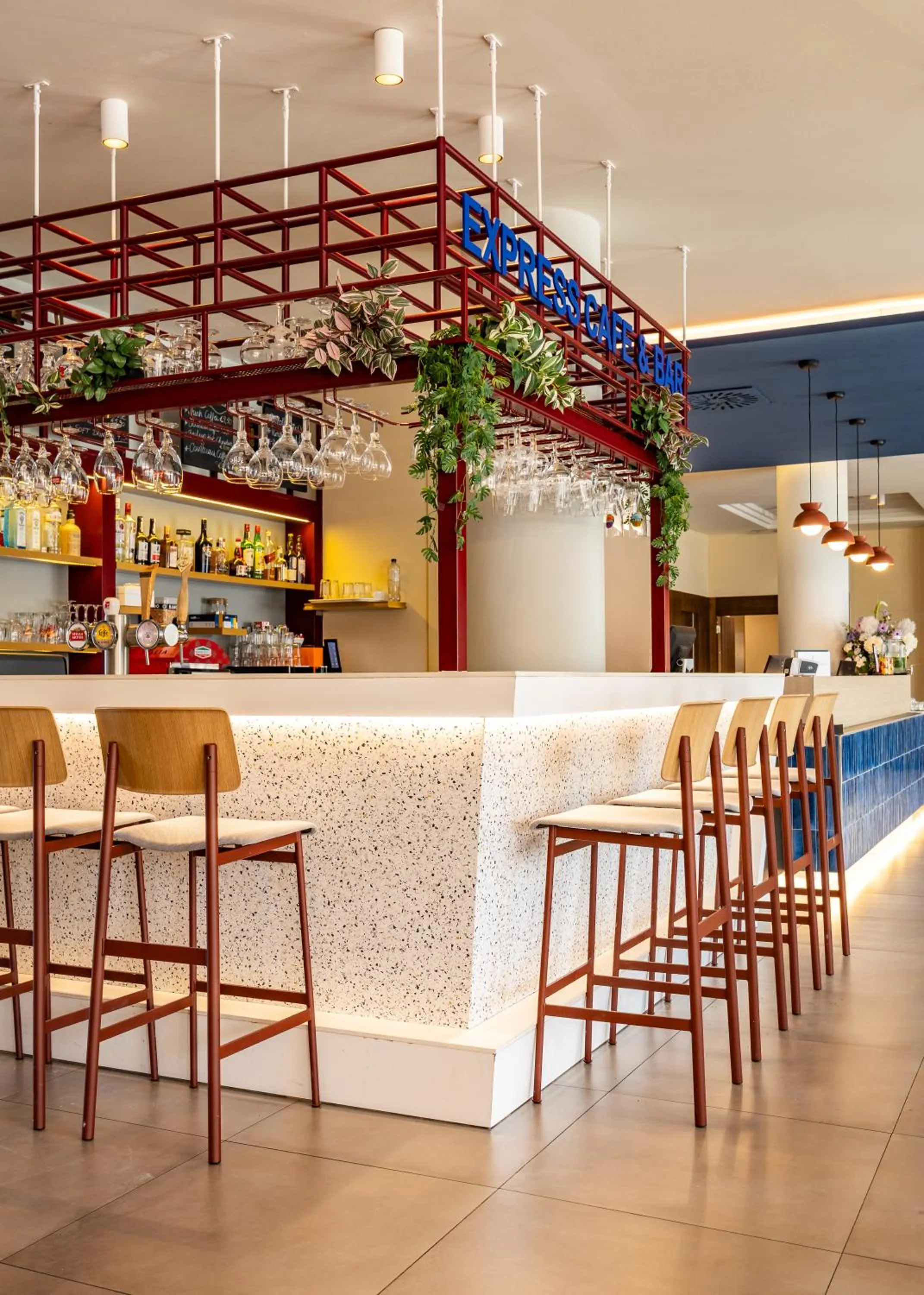 Lounge or bar in Holiday Inn Express Antwerpen City North by IHG