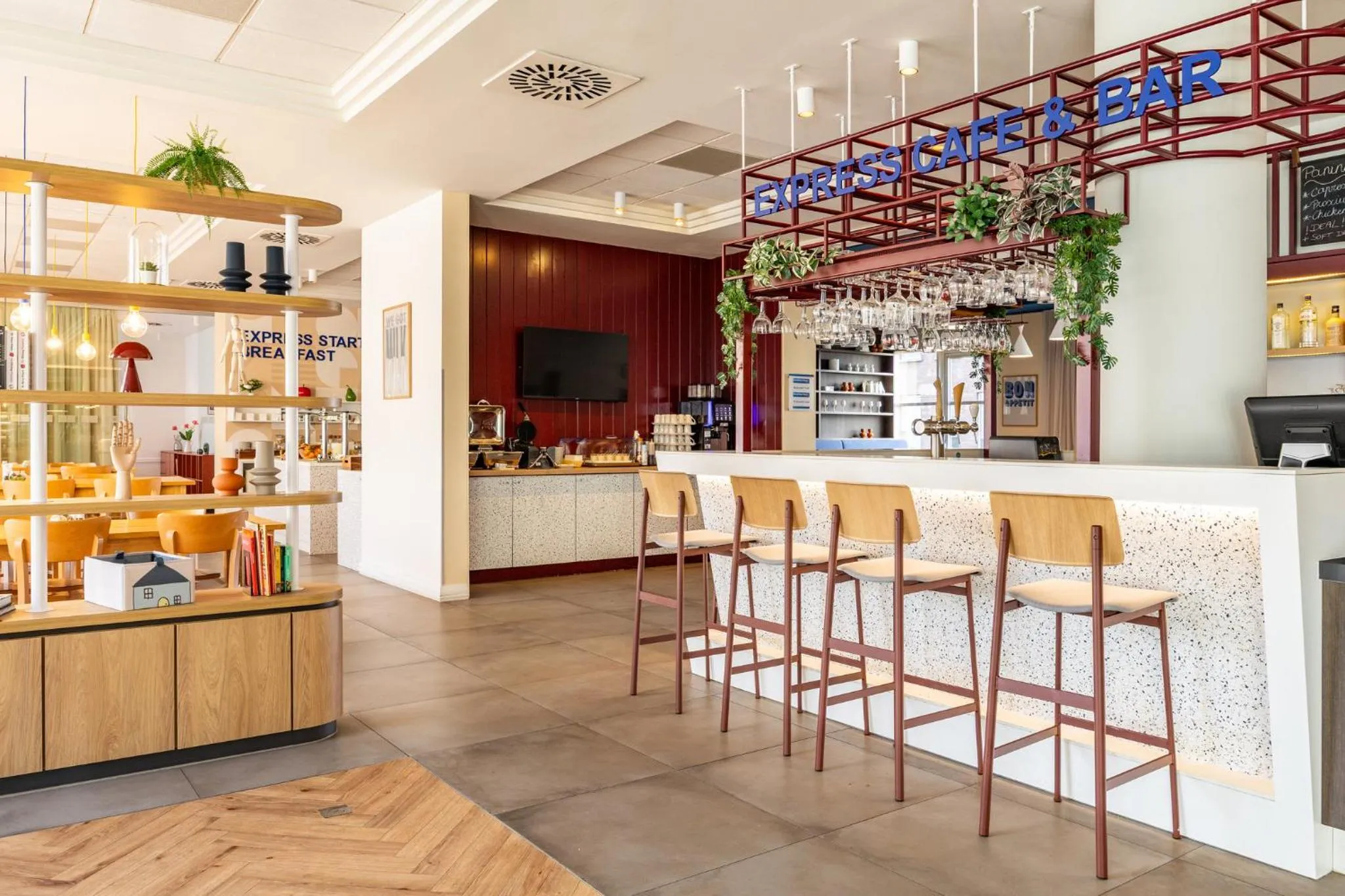 Lounge or bar in Holiday Inn Express Antwerpen City North by IHG