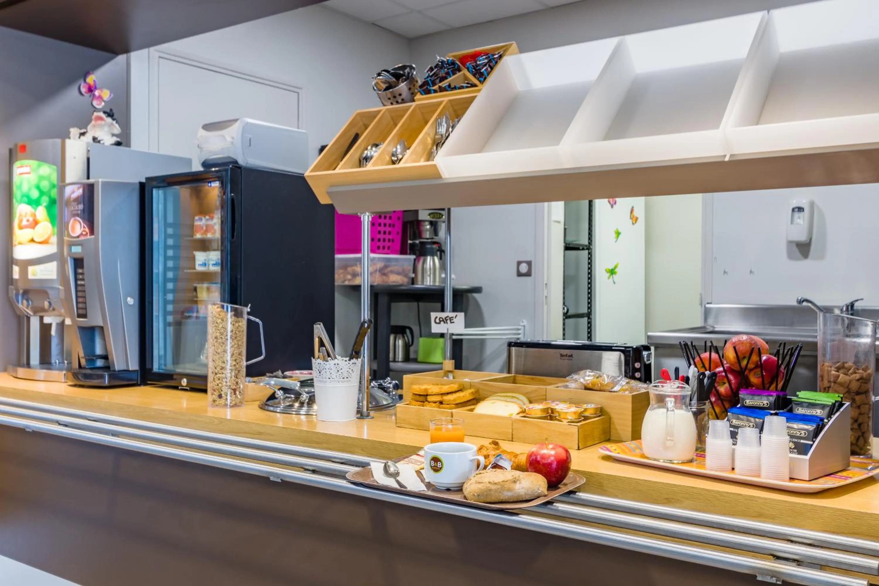 Buffet breakfast in B&B HOTEL Tours Parc Expo St-Avertin