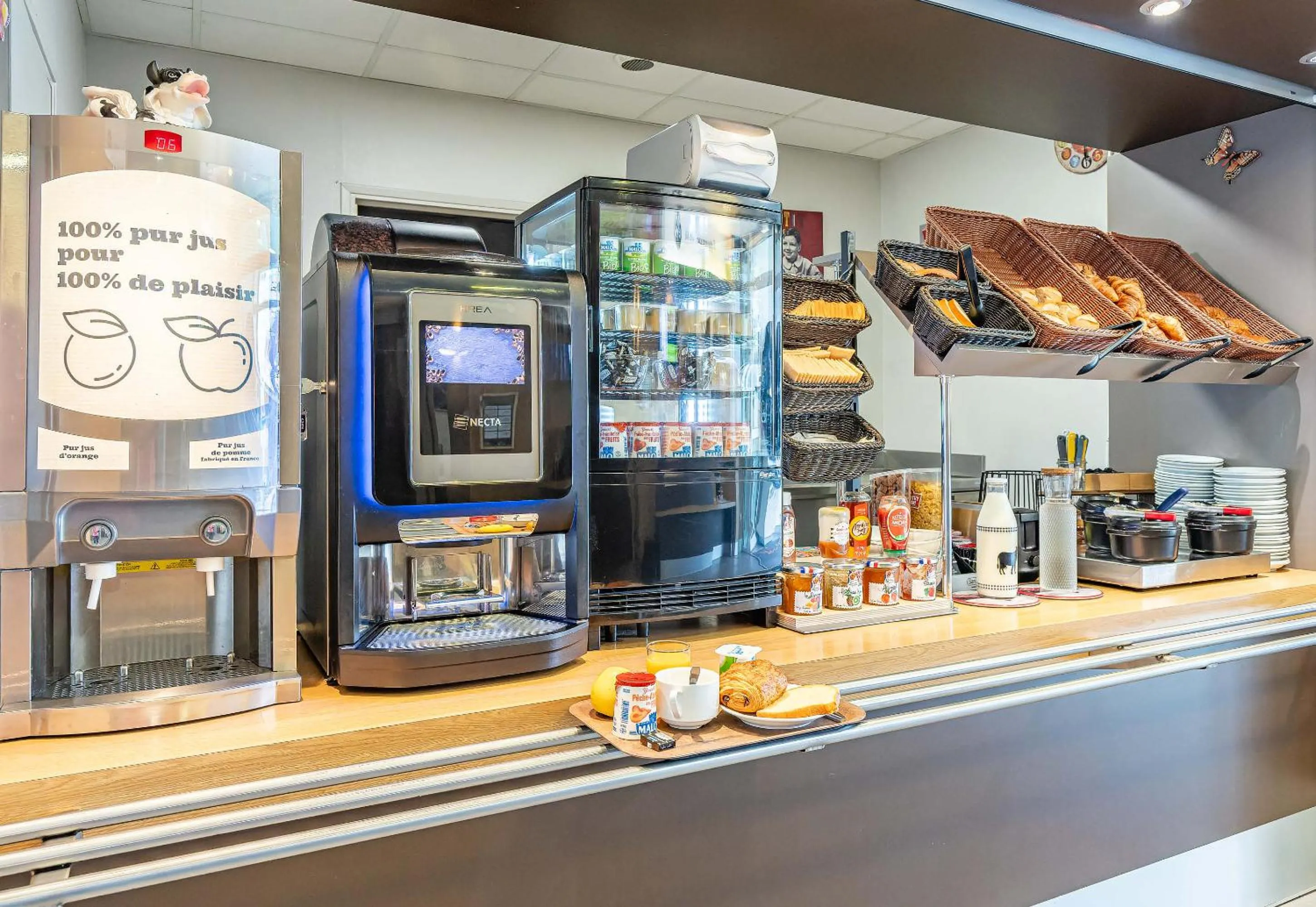 Buffet breakfast in B&B HOTEL Tours Parc Expo St-Avertin