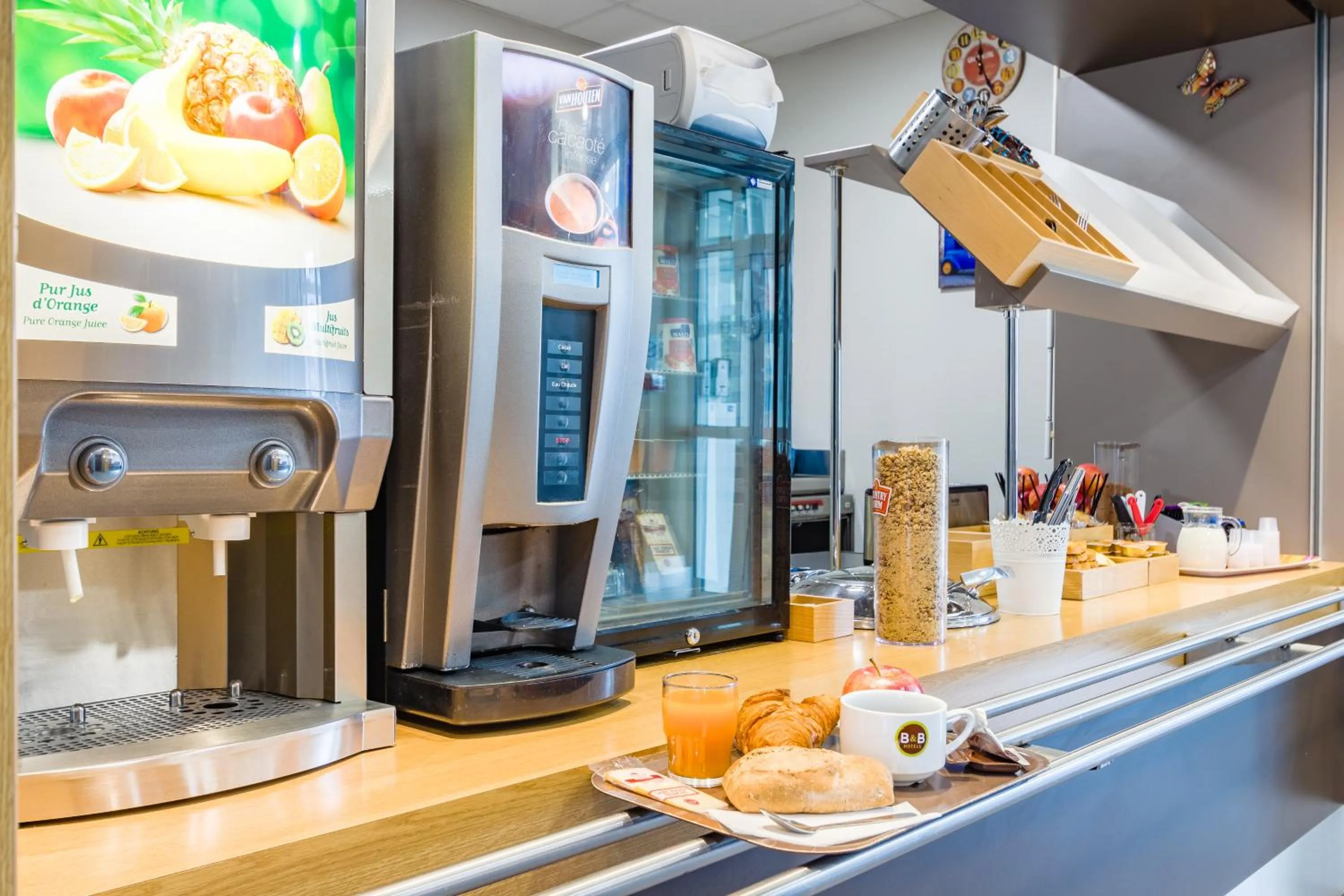 Buffet breakfast in B&B HOTEL Tours Parc Expo St-Avertin