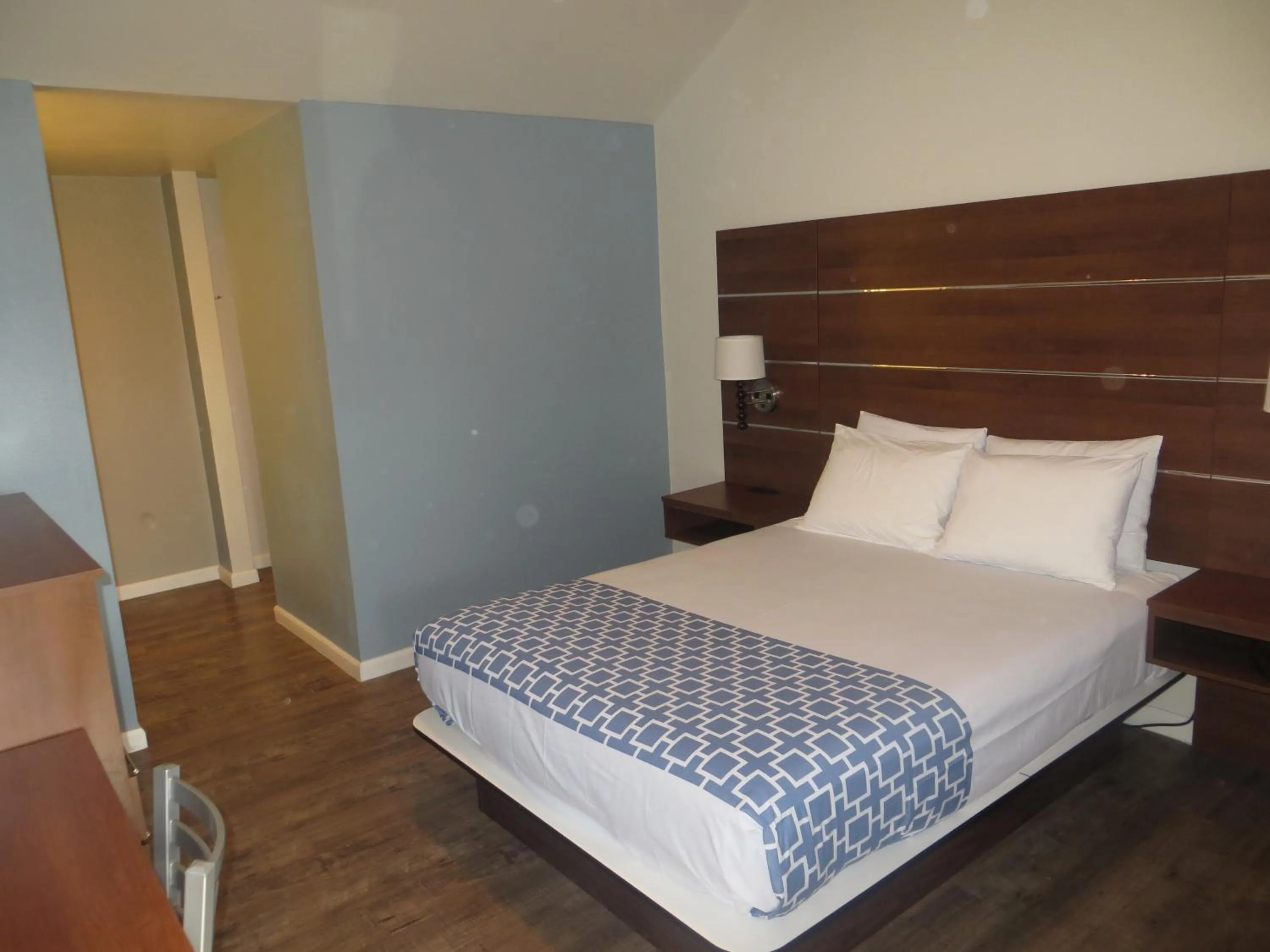 Bedroom, Bed in Sterling Inn