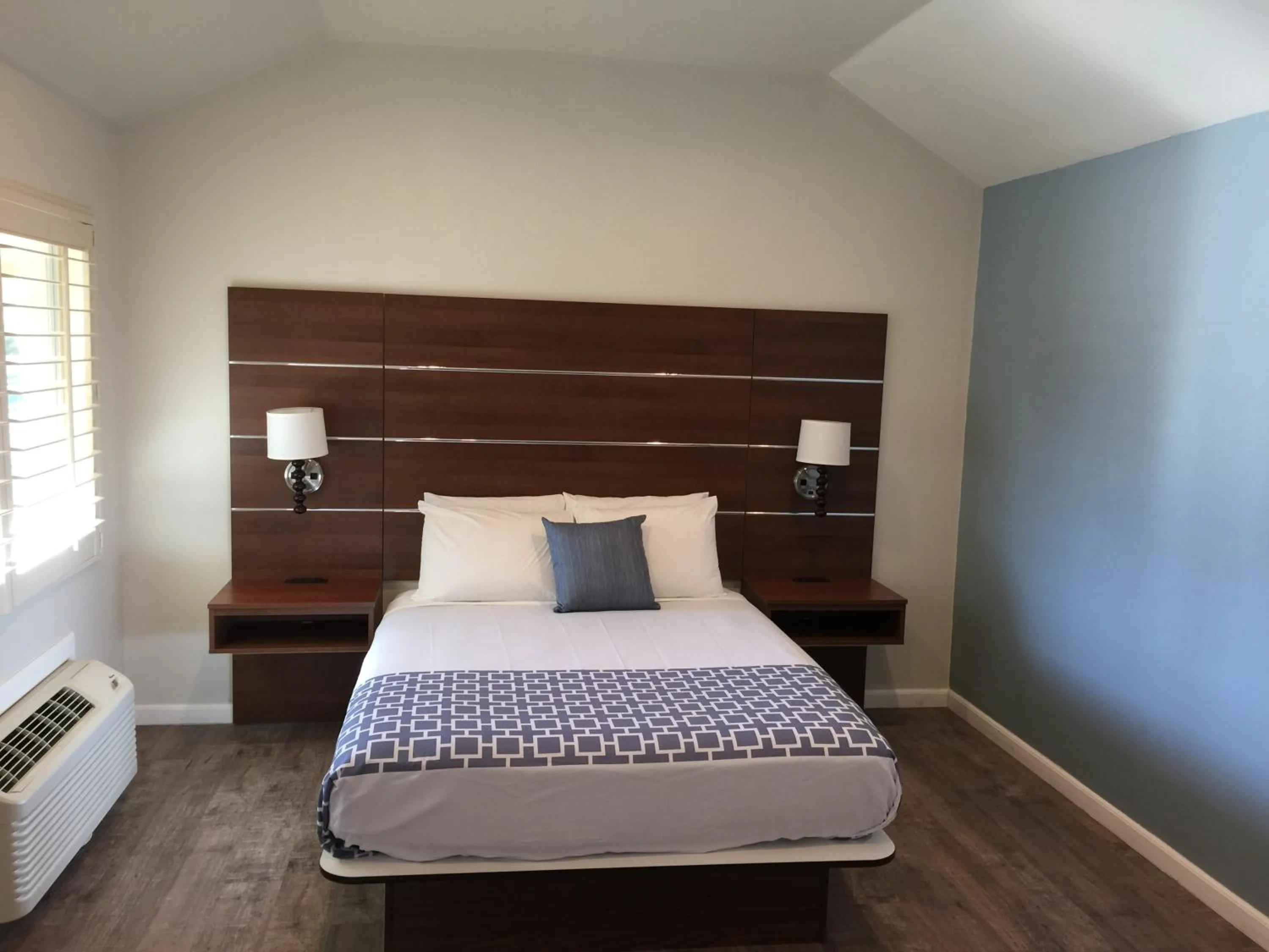 Bedroom, Bed in Sterling Inn