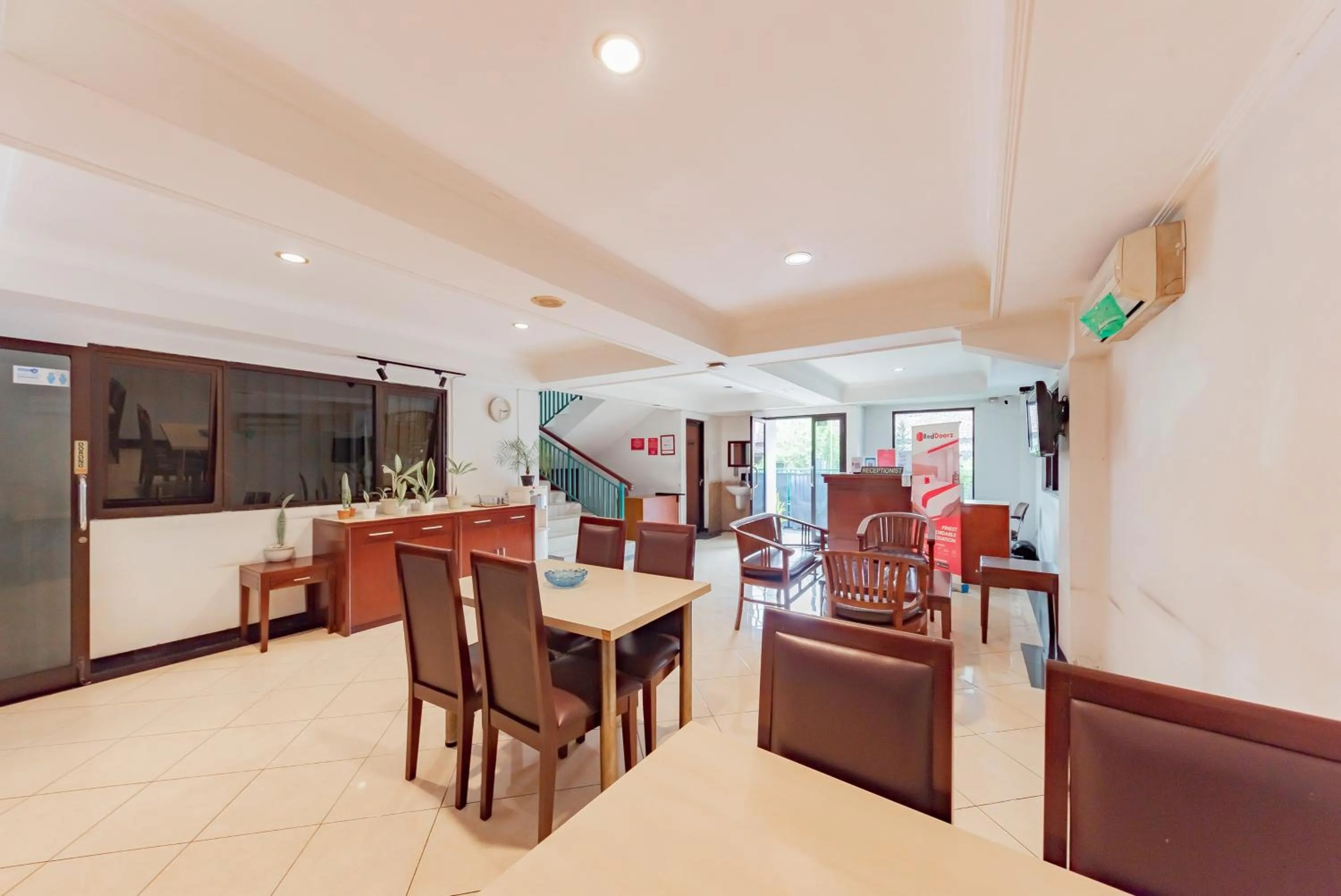 Seating area in RedDoorz Plus at Buah Batu