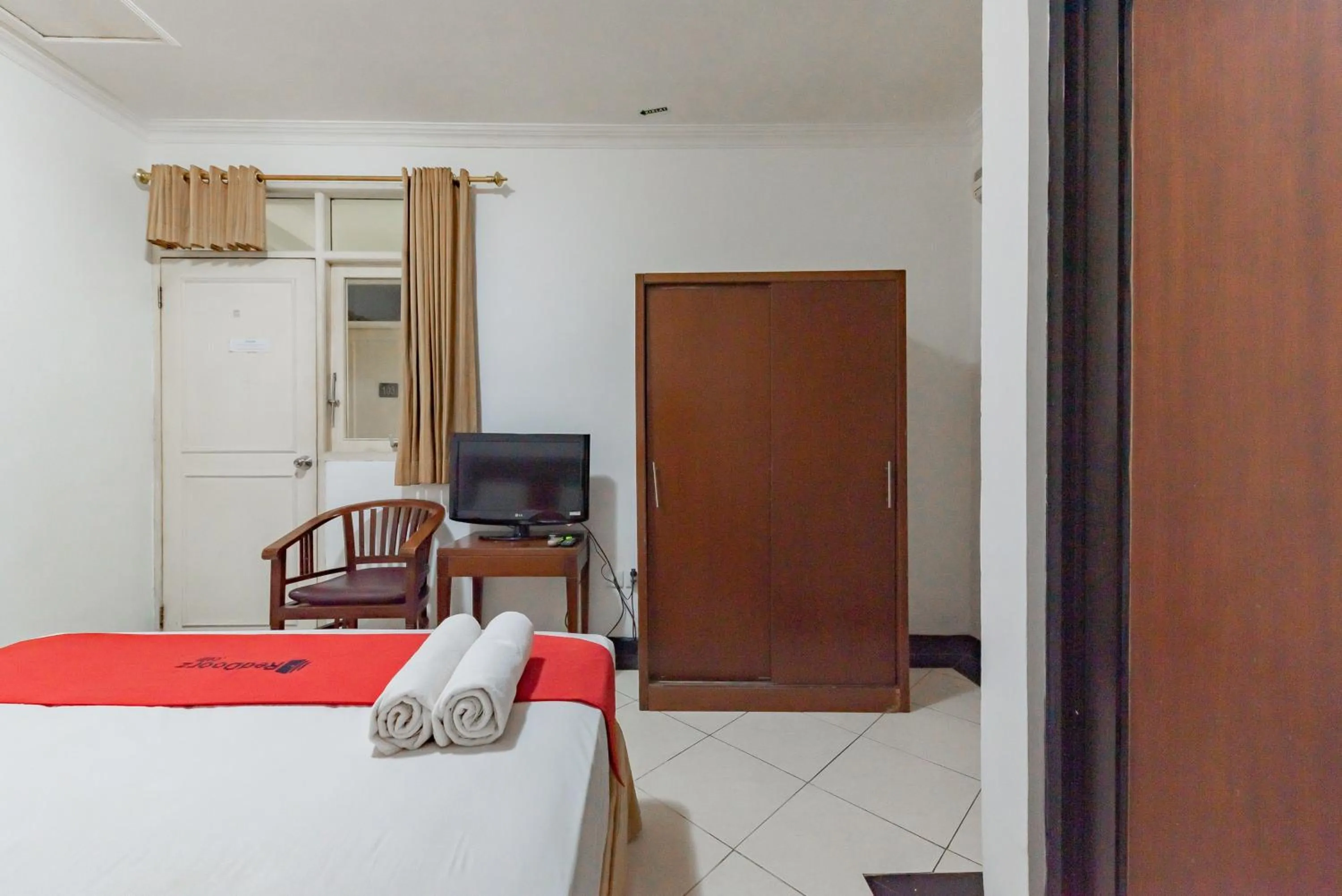 Bedroom, Bed in RedDoorz Plus at Buah Batu